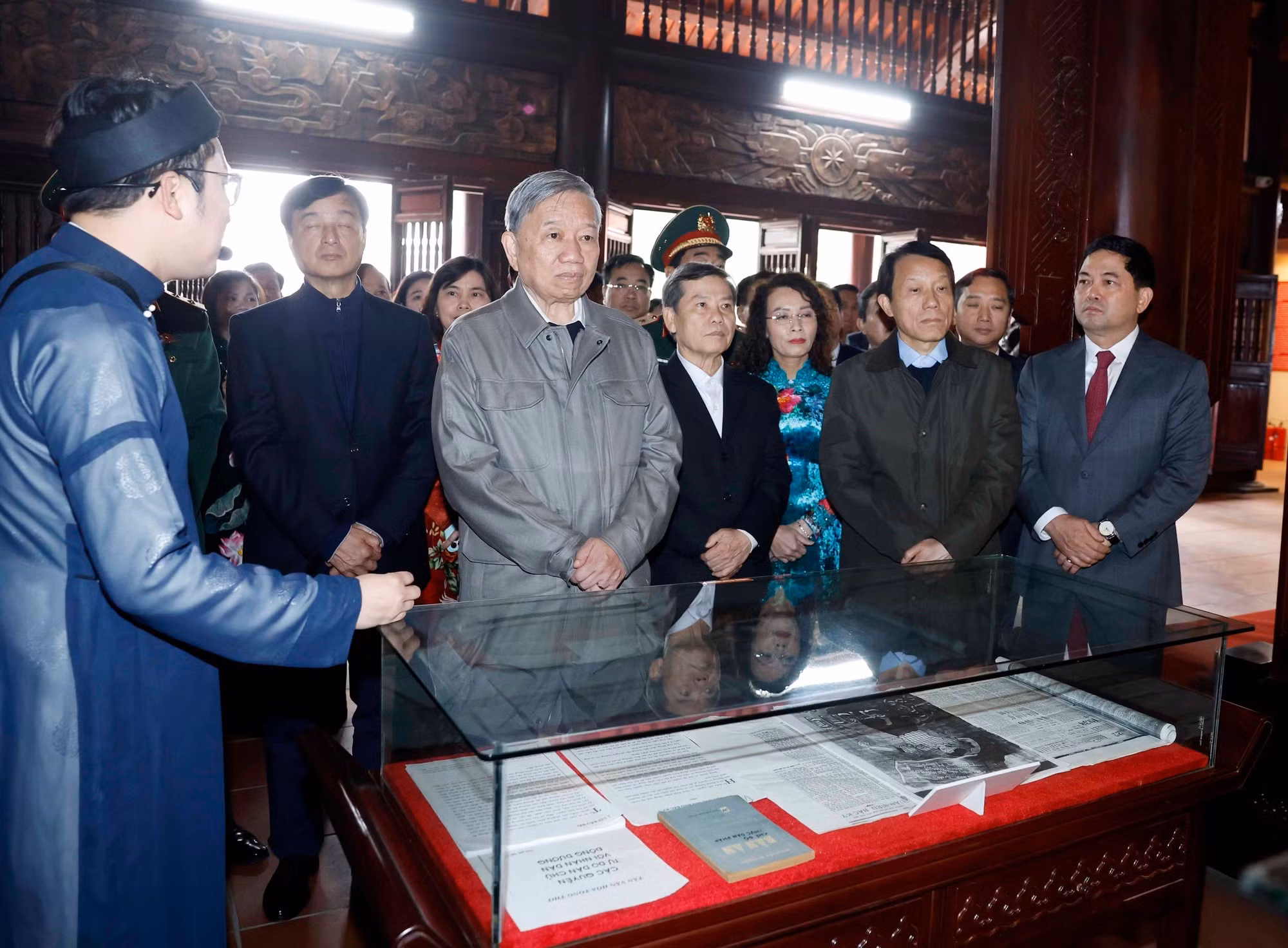 El secretario general To Lam visita la Zona Conmemorativa dedicada al camarada Nguyen Van Cu en la provincia de Bac Ninh.