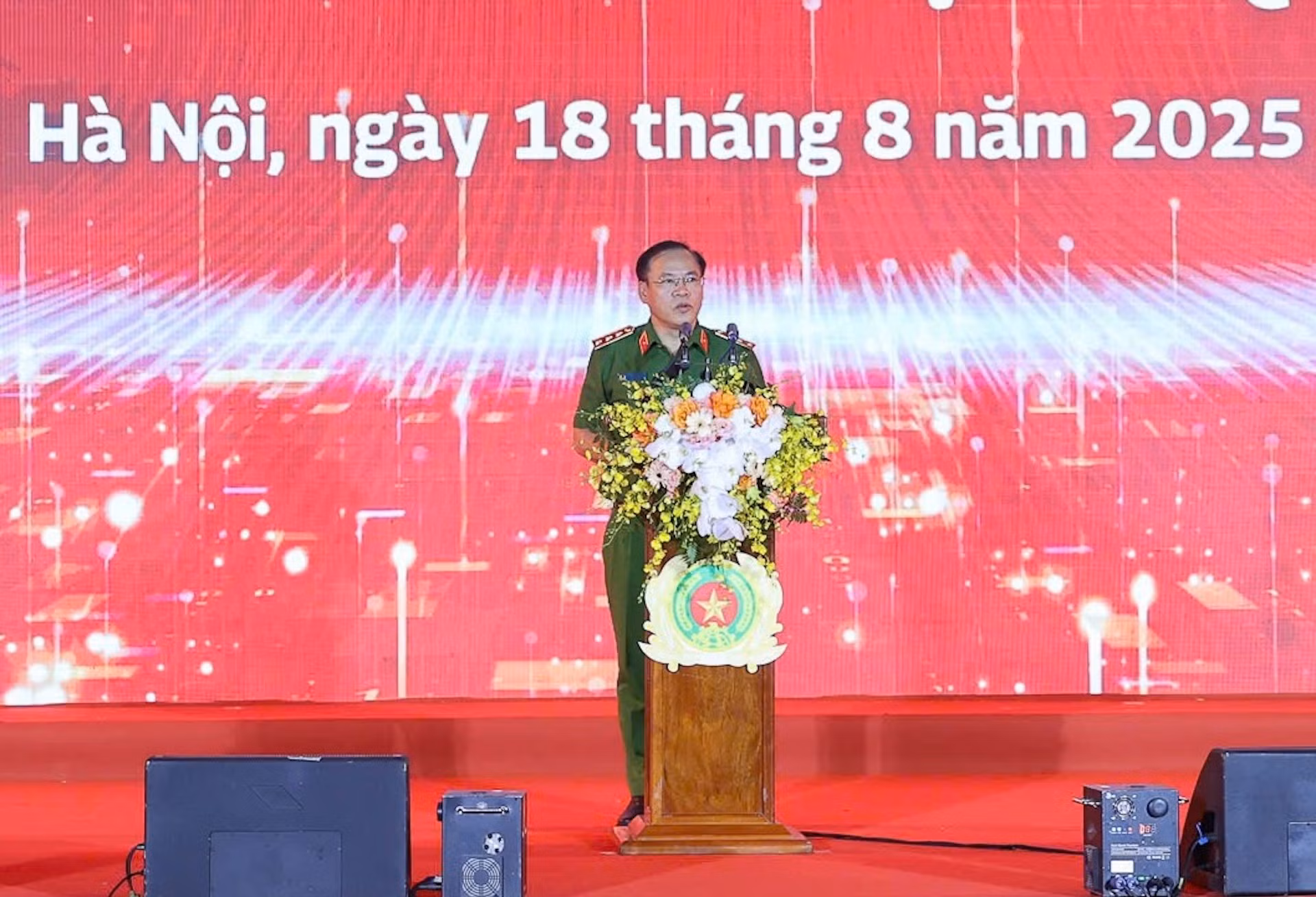 El teniente general Nguyen Van Long, viceministro de Seguridad Pública habla en la cita.