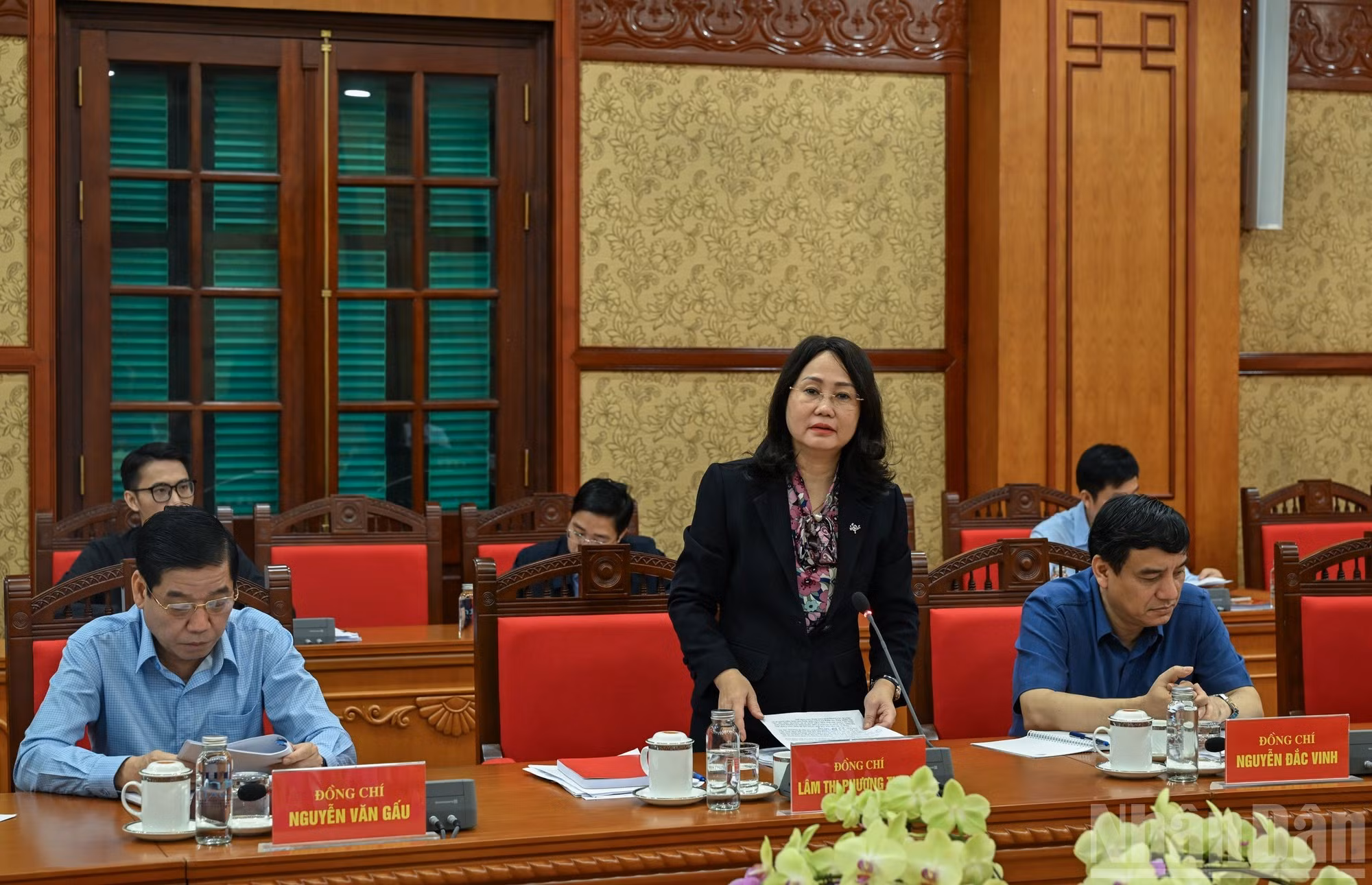 La viceministra permanente de Cultura, Deportes y Turismo, Lam Thi Phuong Thanh, presenta un informe.