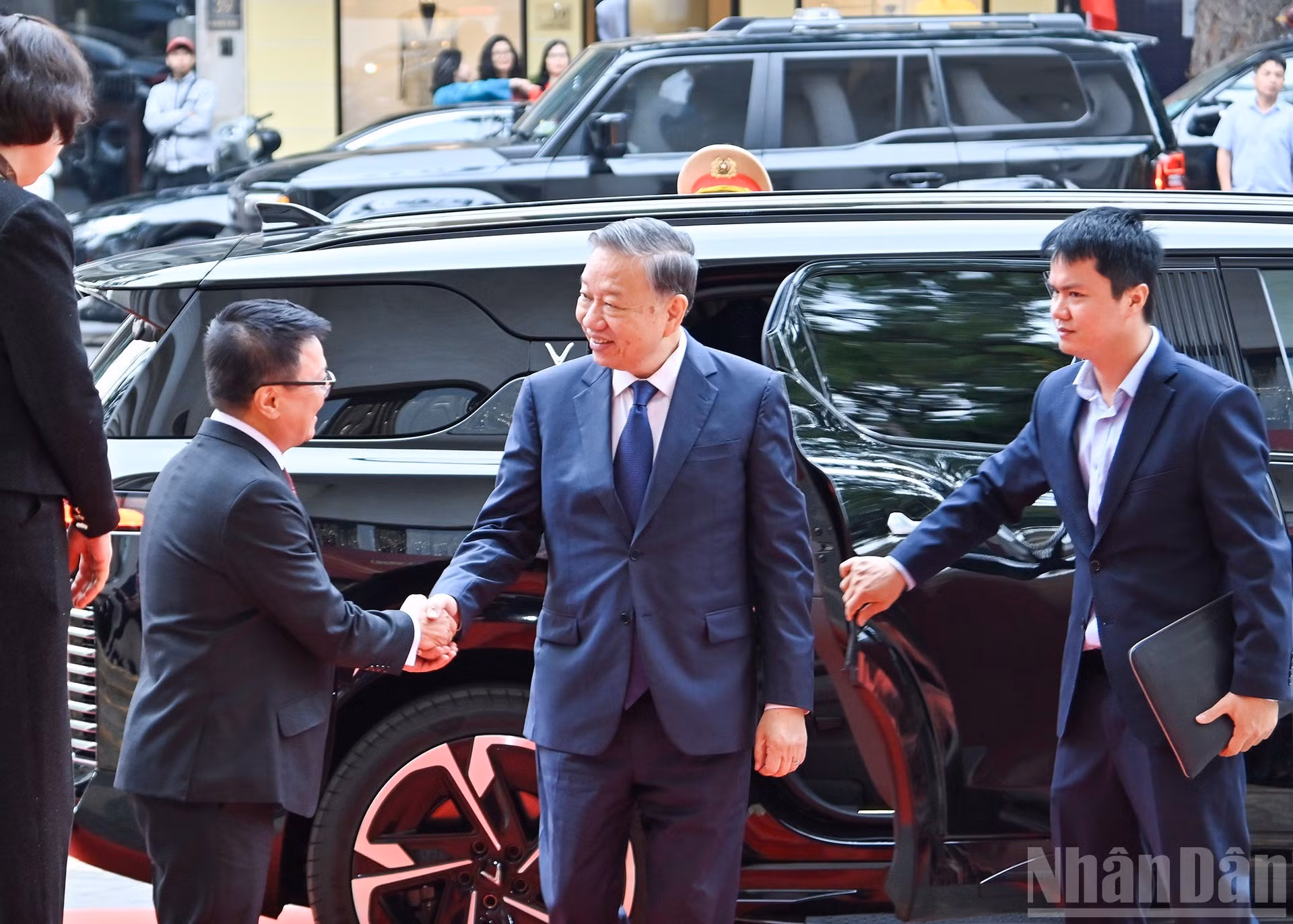 El presidente-editor del diario, Le Quoc Minh, recibe al secretario general To Lam.