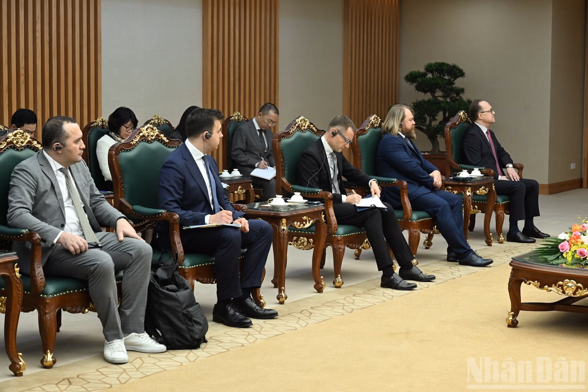 Miembros de la delegación del Grupo AFK Sistema de Rusia acuden a la cita.