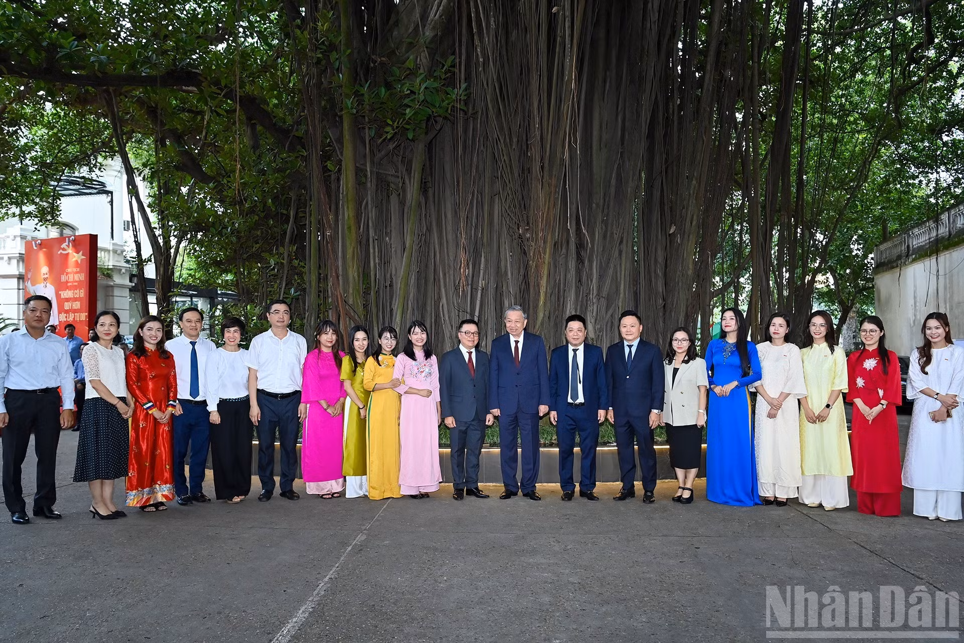 El dirigente partidista de Vietnam, To Lam, y los periodistas de Nhan Dan.
