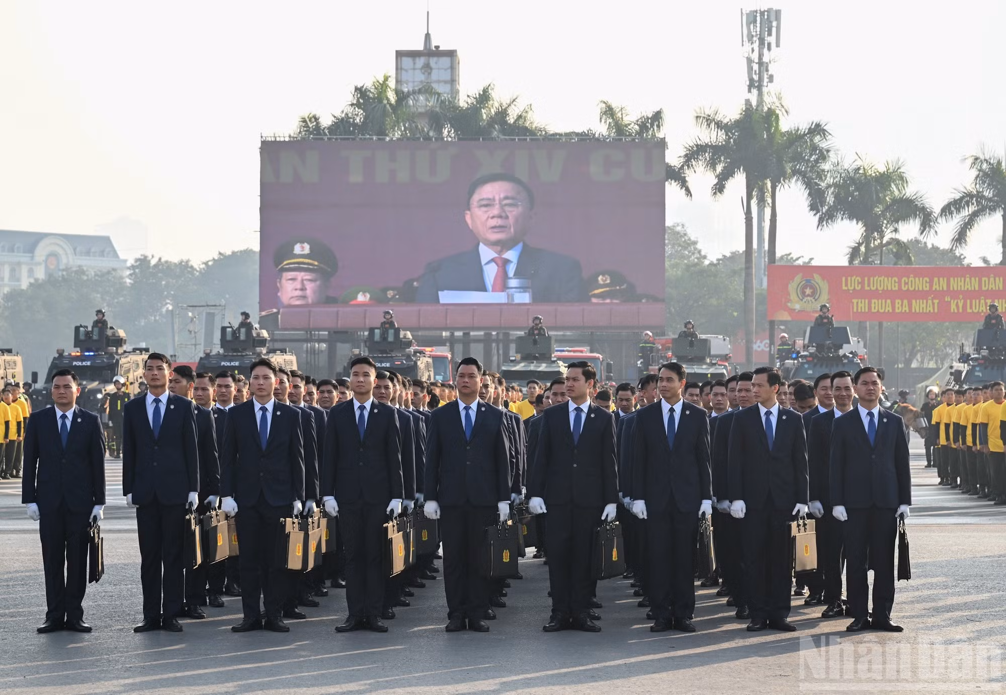 Oficiales y soldados en la ceremonia.
