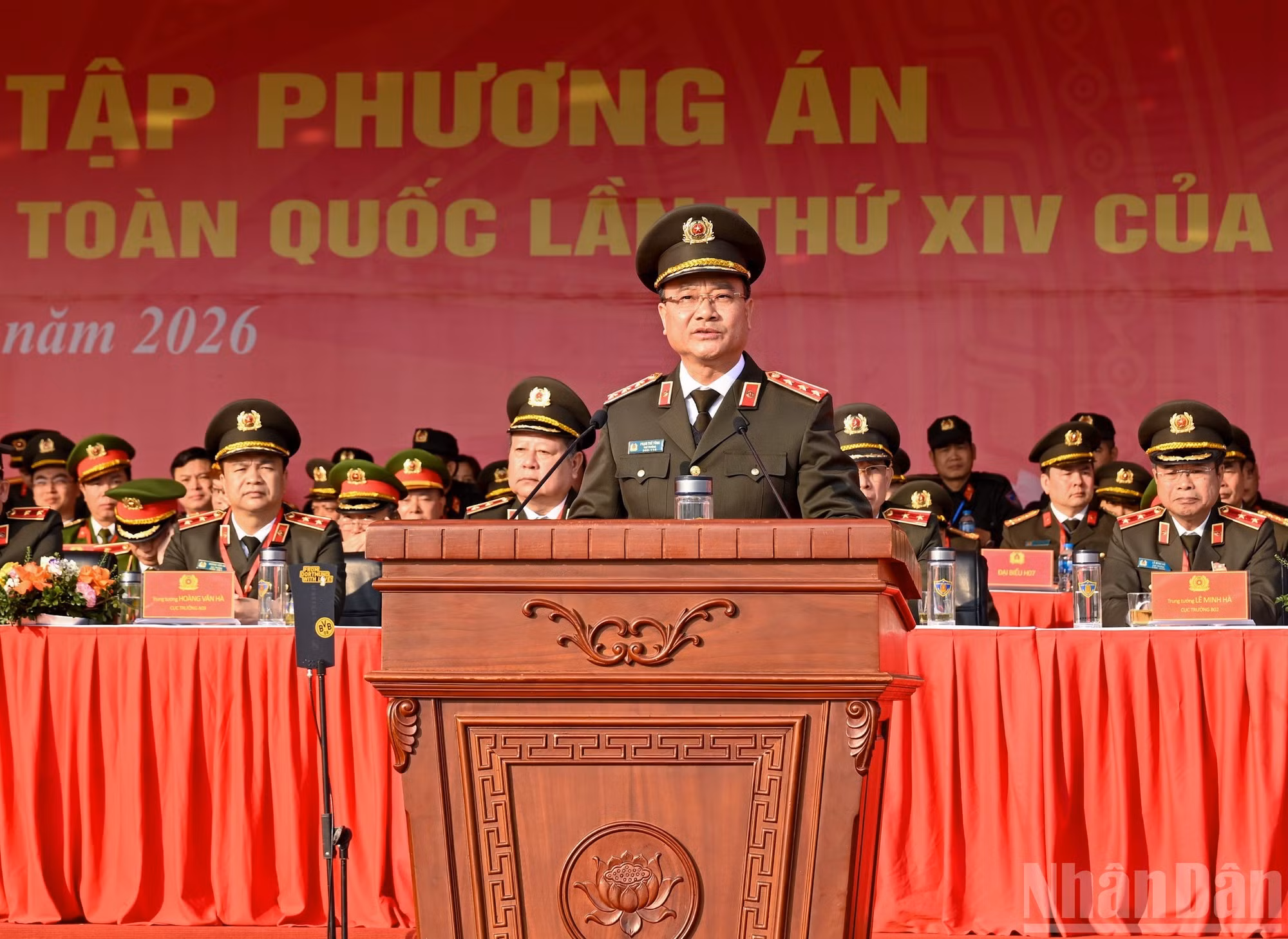 El teniente general Pham The Tung, viceministro de Seguridad Pública habla en la ceremonia.