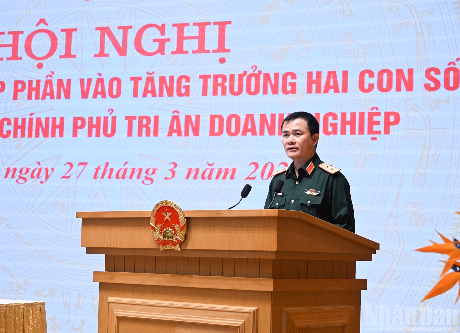 El teniente general Tao Duc Thang, presidente y director general de Viettel habla en la cita.