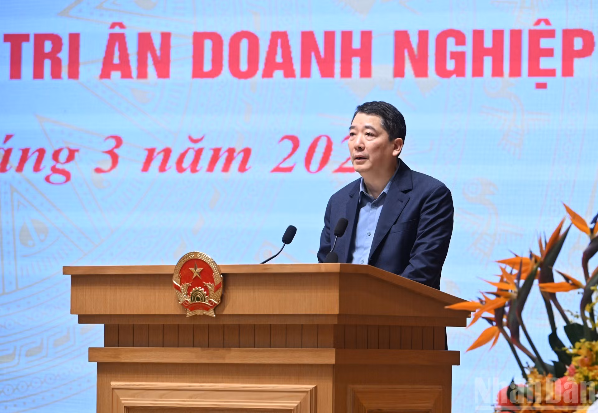 El viceministro de Finanzas Cao Anh Tuan presenta un informe.