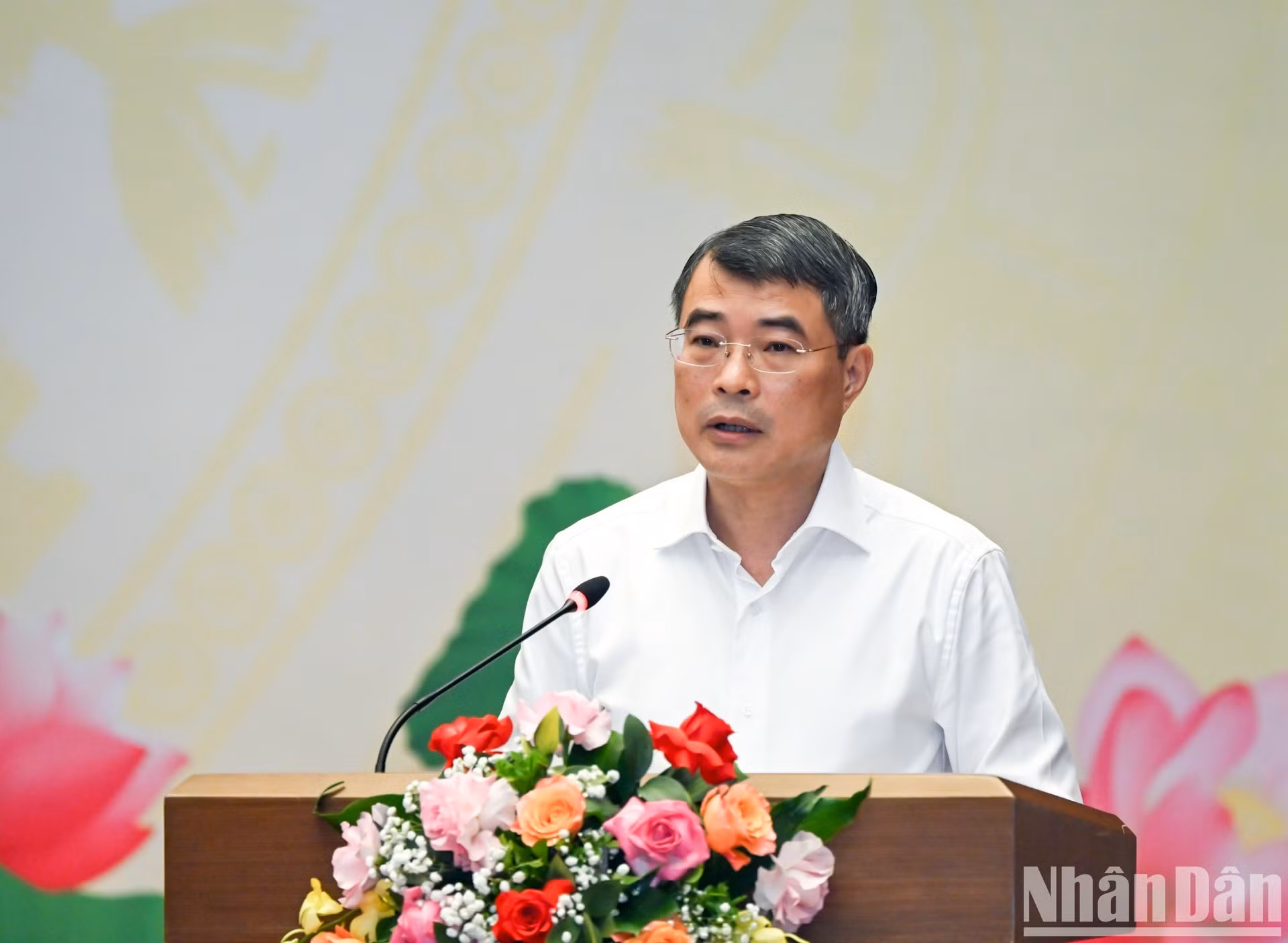 El premier Le Minh Hung pronuncia un discurso de clausura del evento.