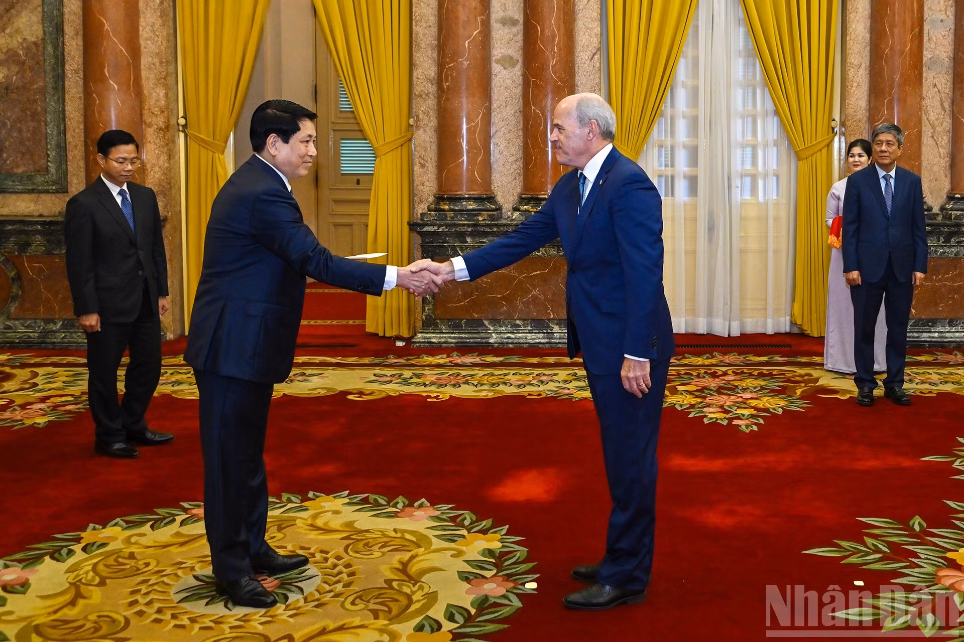 El presidente de Vietnam, Luong Cuong, recibe cartas credenciales del embajador de Canadá, James Nickel.