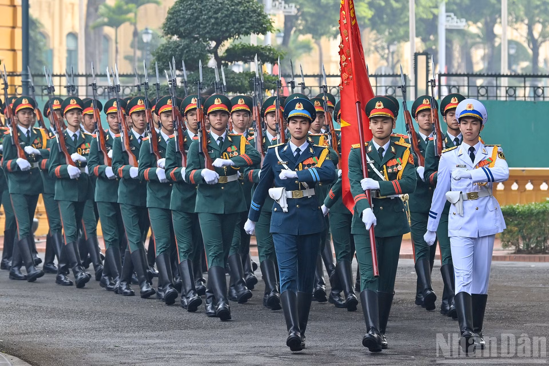 La guardia de honor del Ejército Popular de Vietnam avanza a su posición..