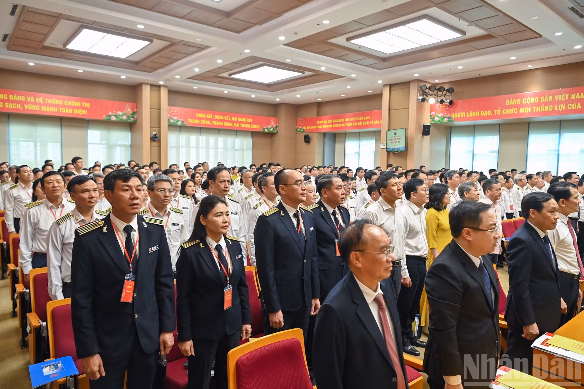 Delegados saludan a la bandera nacional.