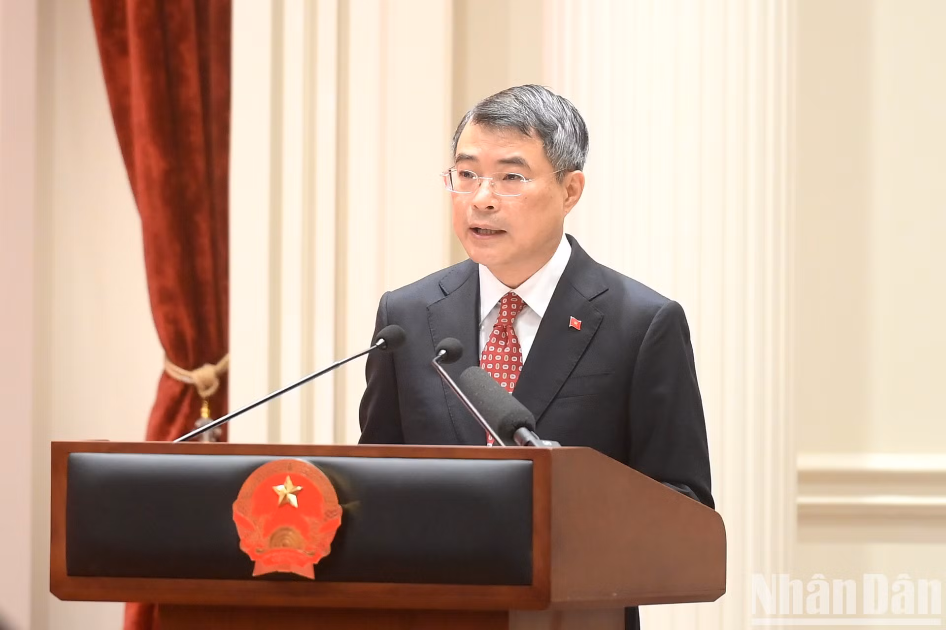 El primer ministro de Vietnam, Le Minh Hung, habla en la reunión.