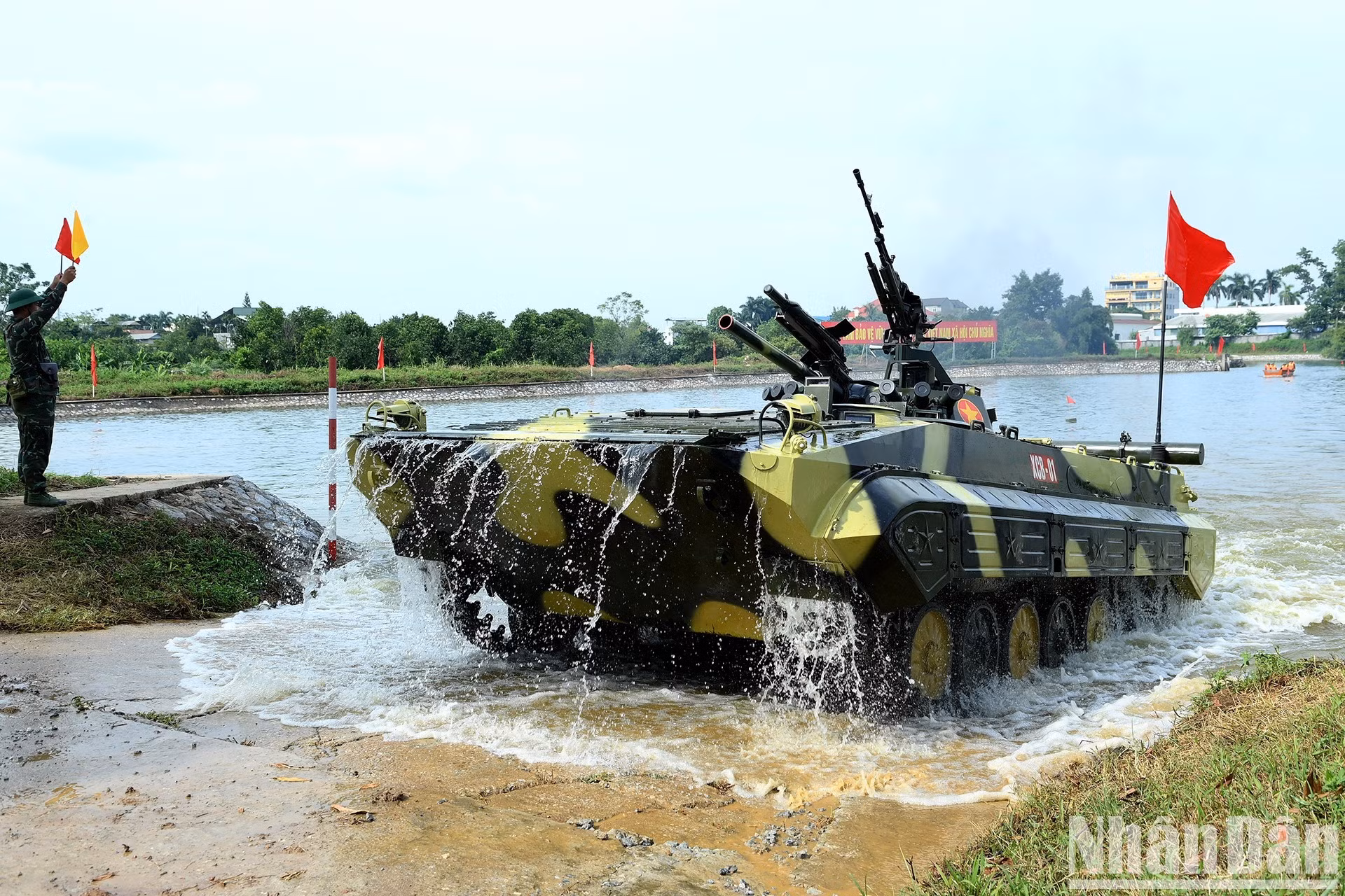 Una compañía de infantería mecanizada practica cómo superar obstáculos acuáticos.