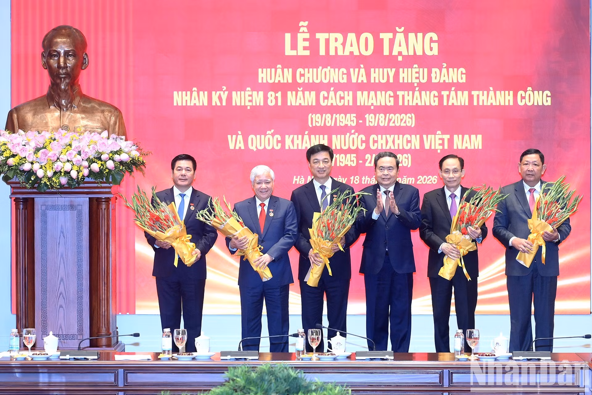 El dirigente legislativo Tran Thanh Man concede la insignia por 40 años de membresía del PCV a exlíderes del Partido y del Estado.