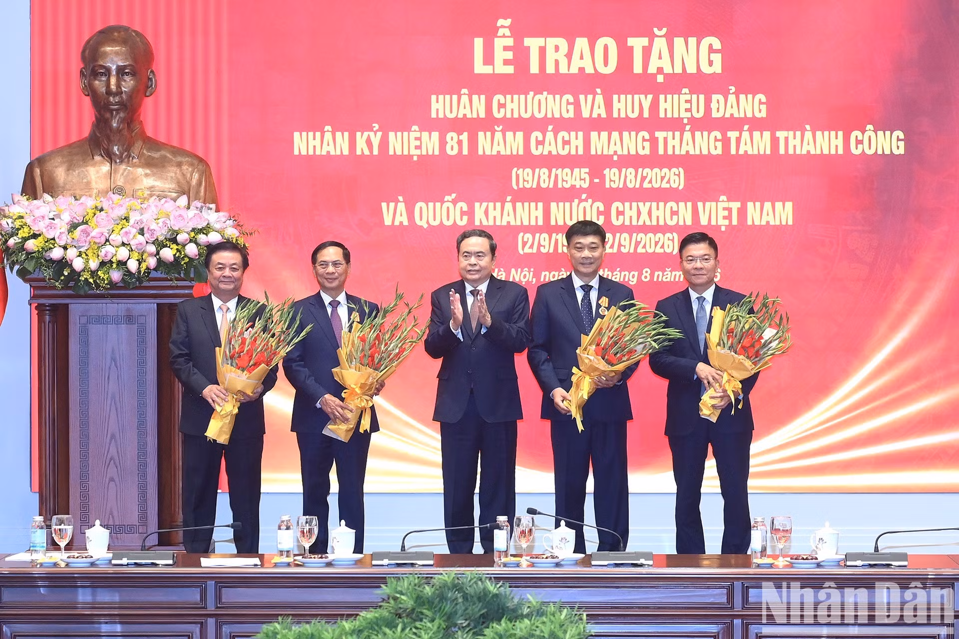 El presidente de la Asamblea Nacional, Tran Thanh Man, concede la Orden de la Independencia de Segunda Clase a exdirigentes del Partido y del Estado.