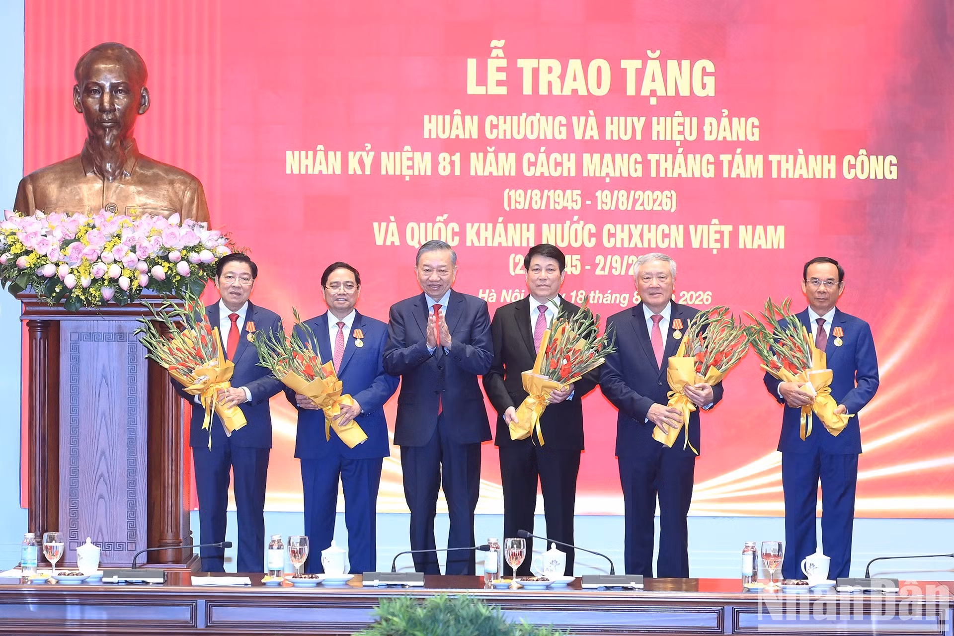 El máximo dirigente vietnamita otorga la Orden Ho Chi Minh a exdirigentes del Partido y del Estado.