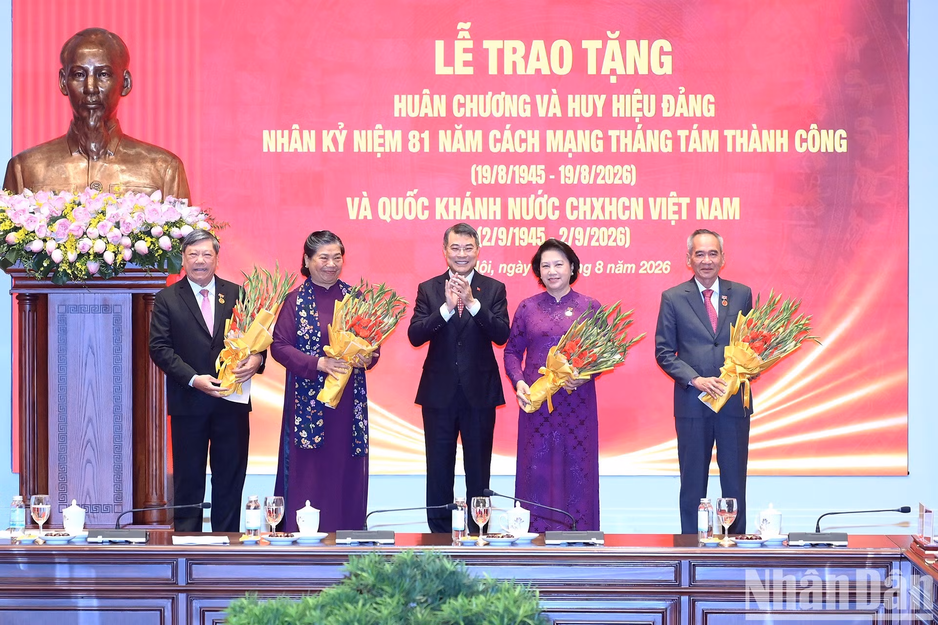 El premier Le Minh Hung entrega la insignia por 45 años de membresía del PCV a exdirigentes del Partido y del Estado.