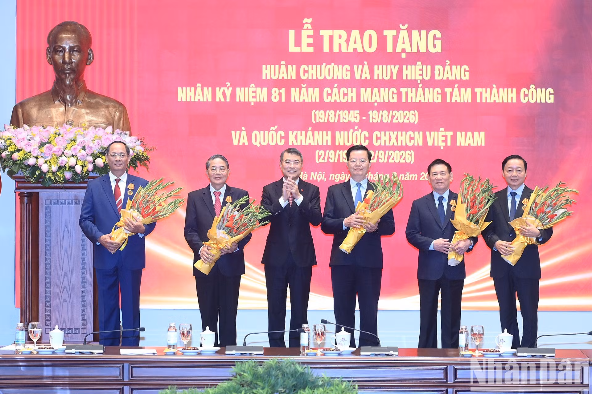 El premier Le Minh Hung entrega la Orden de la Independencia de la Primera Clase a exlíderes del Partido y del Estado.