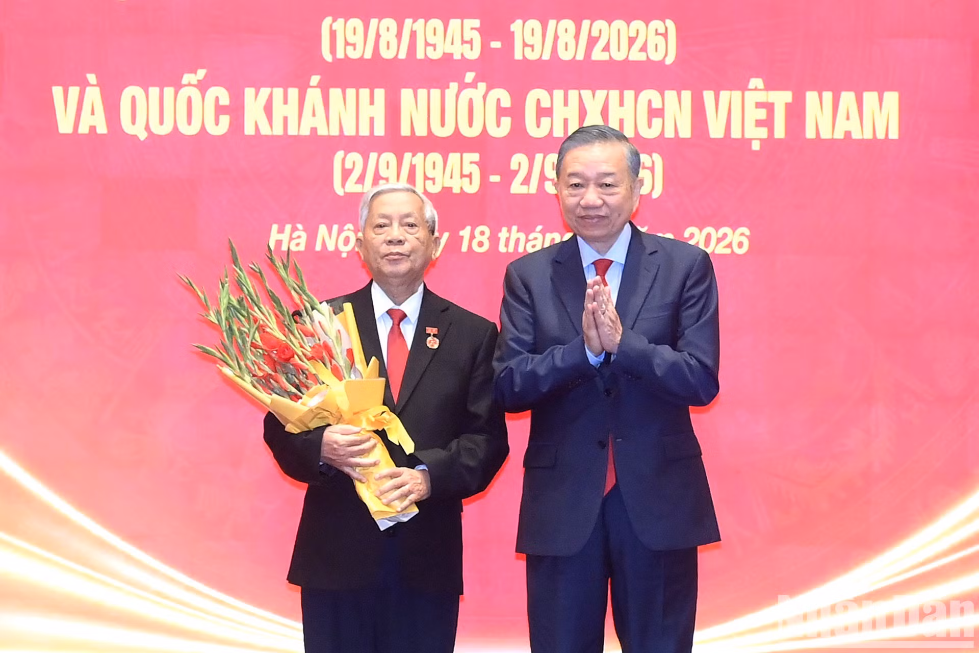 El secretario general del PCV y presidente del país, To Lam, entrega la insignia por 60 años de membresía del PCV a Nguyen Khoa Diem, exmiembro del Buró Político, exsecretario del Comité Central del Partido y exjefe de la Comisión de Ideología y Cultura del Comité Central del Partido.
