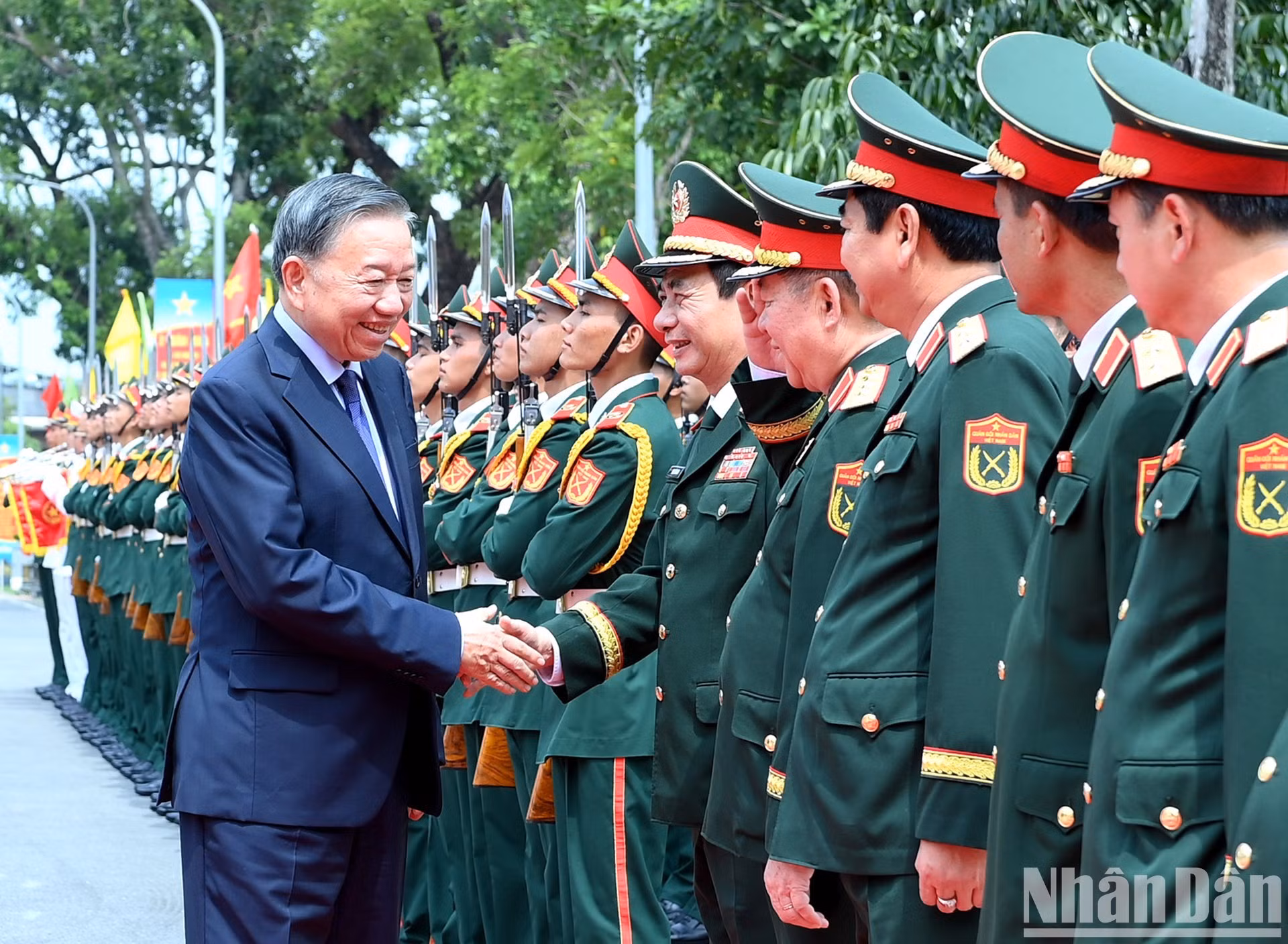 El máximo líder vietnamita To Lam saluda a dirigentes del Ministerio de Defensa y del Cuerpo de Ejército 12.