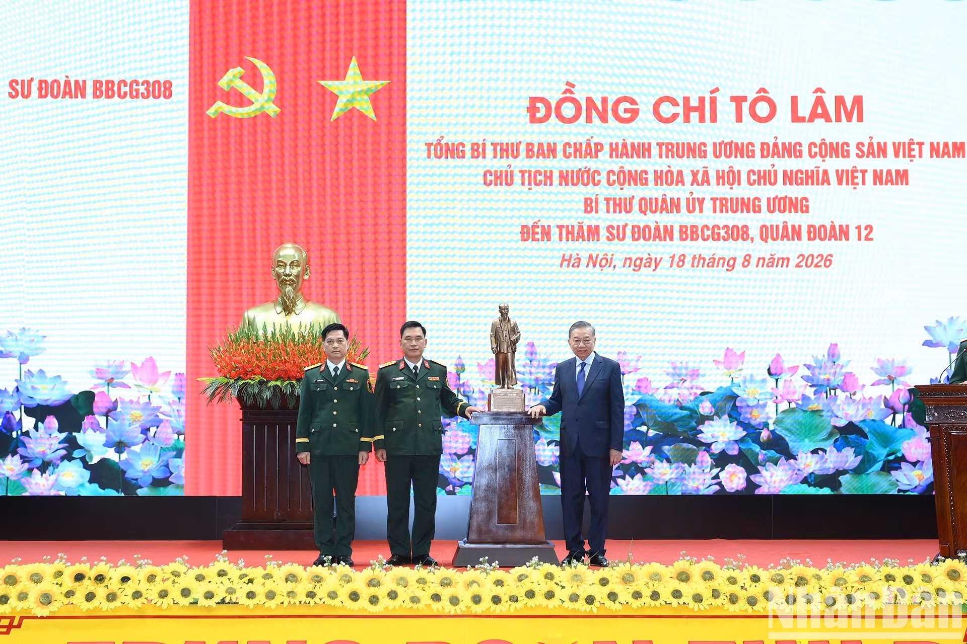 El secretario general del Partido Comunista de Vietnam y presidente del país, To Lam, regala una estatua del Presidente Ho Chi Minh a la División de Infantería 308.