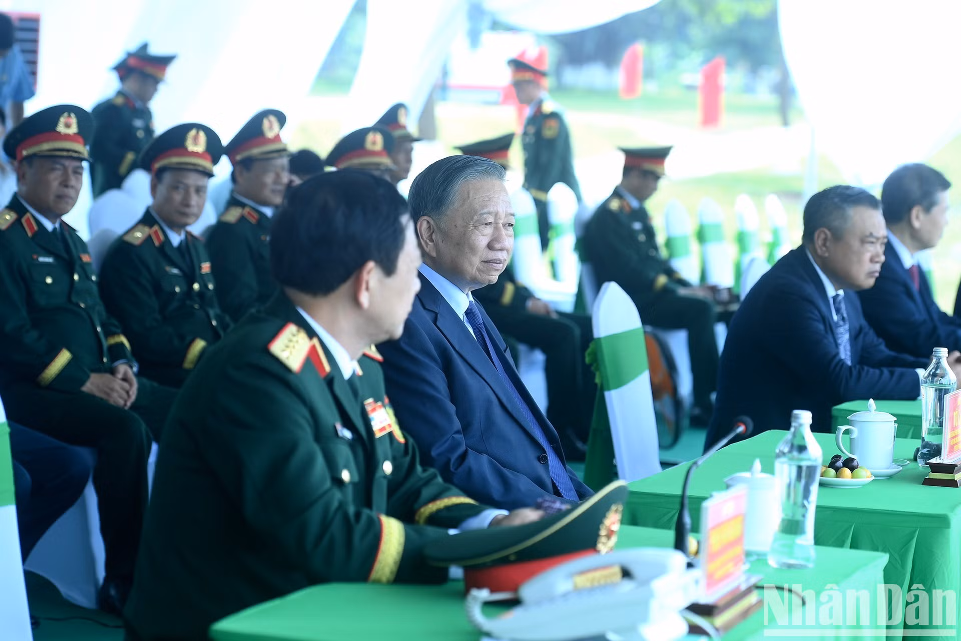 El máximo líder del país, To Lam, y dirigentes del Ministerio de Defensa observan una compañía de infantería mecanizada que practica cómo superar obstáculos acuáticos.
