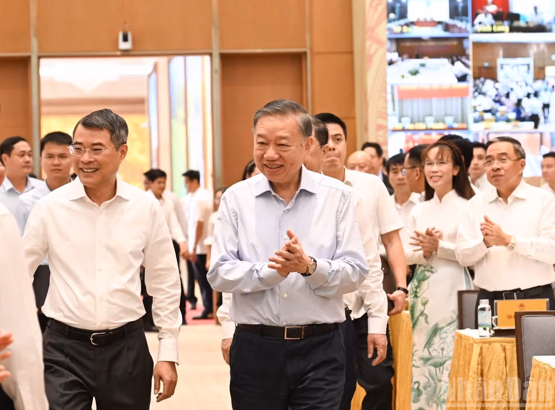 El máximo dirigente vietnamita To Lam llega a la reunión.