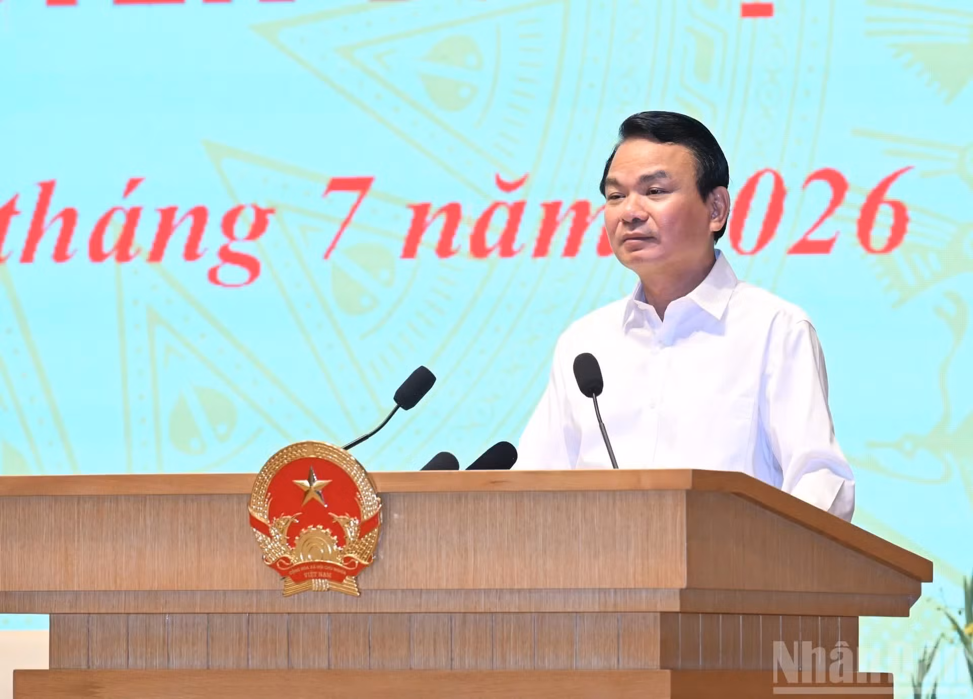 El ministro, jefe de la Oficina Gubernamental, Dang Xuan Phong, presenta un informe.