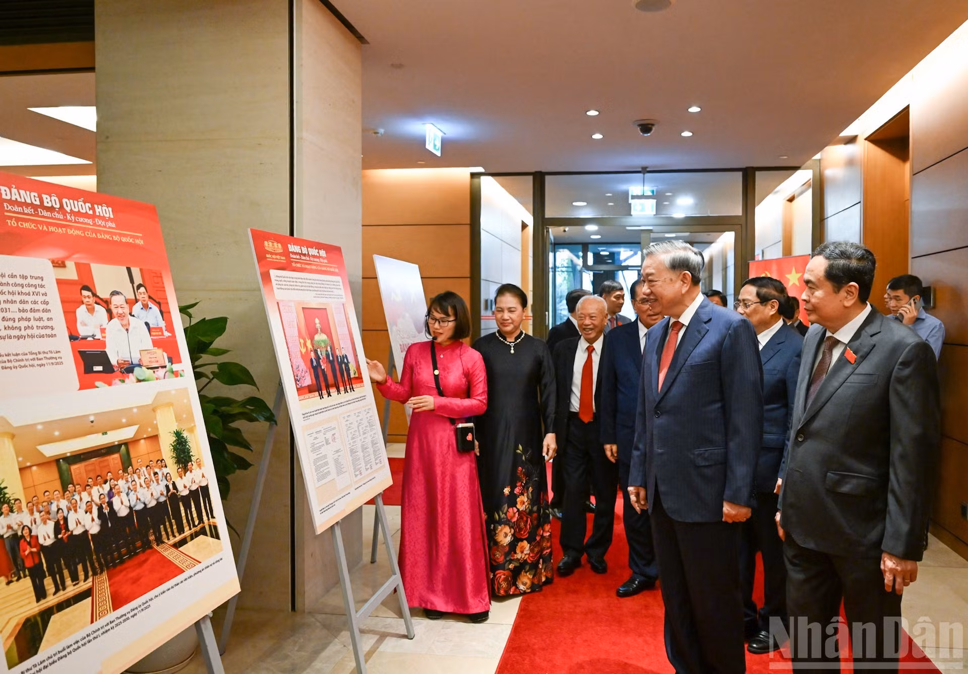 Dirigentes y exlíderes del Partido y el Estado visitan la exposición.