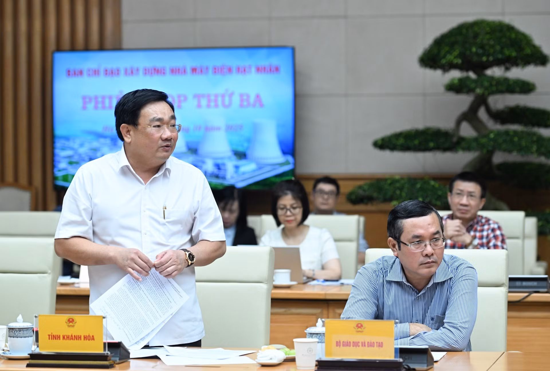 El vicepresidente del Comité Popular de la provincia de Khanh Hoa Trinh Minh Hoang habla en la reunión.