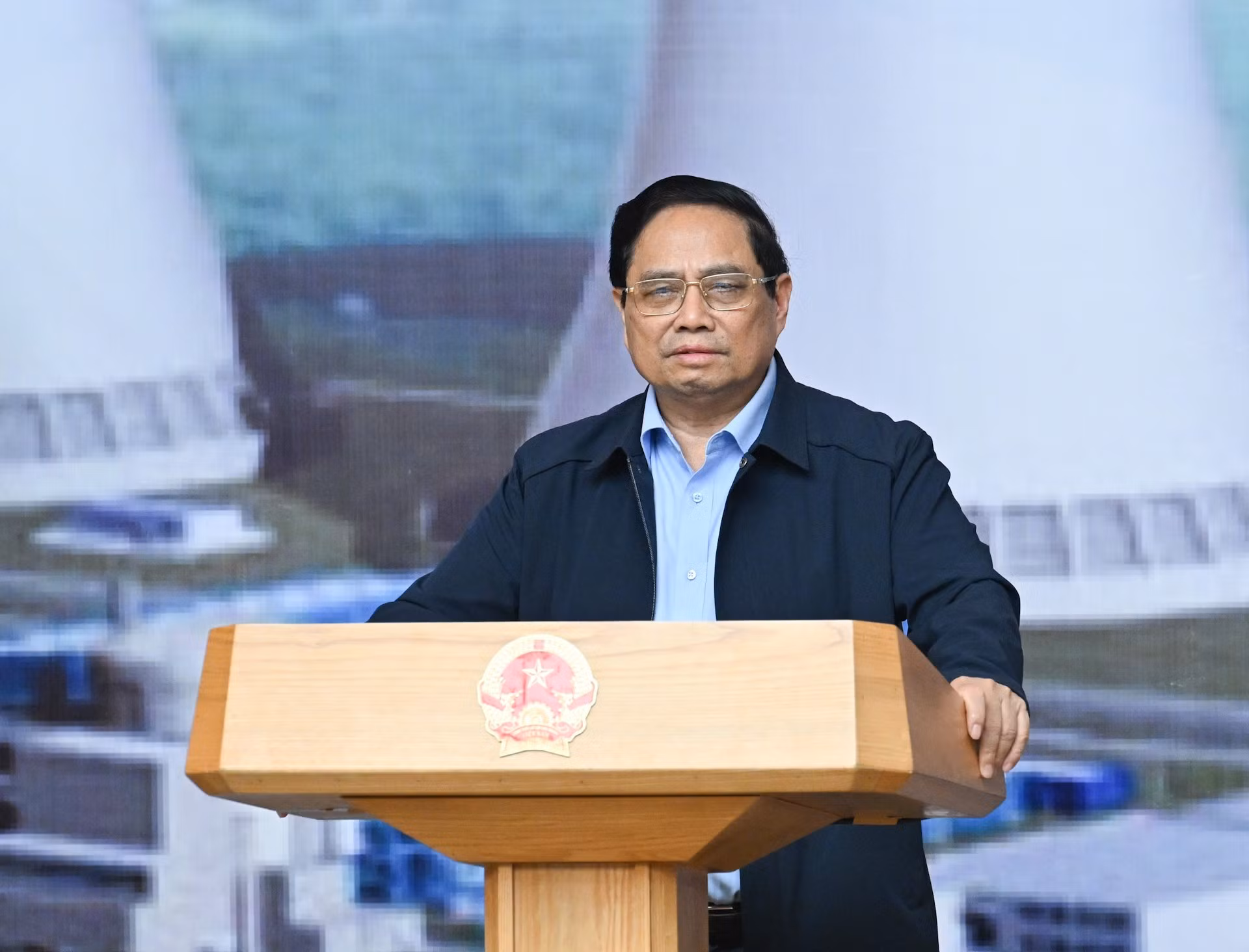 El jefe del Gobierno, Pham Minh Chinh, toma la palabra en la reunión.