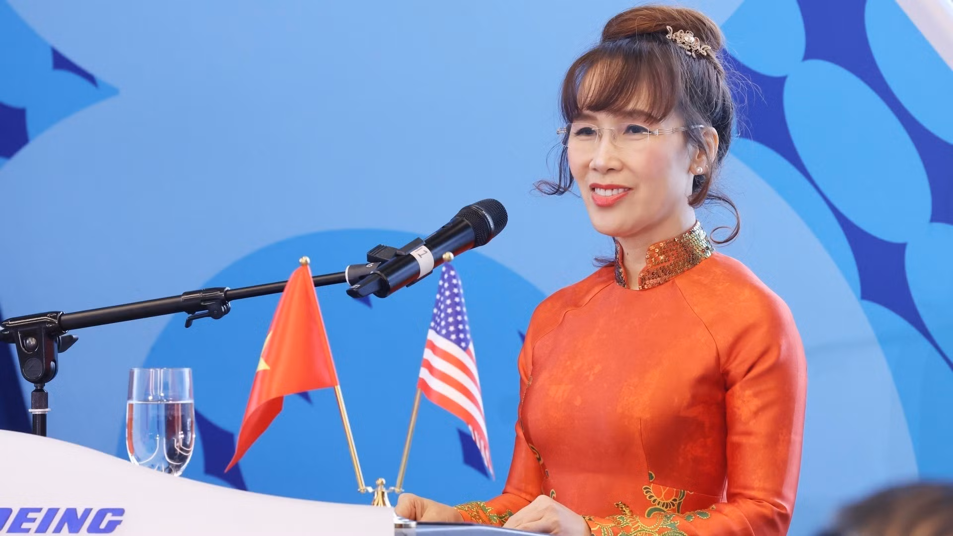 La presidenta de Vietjet, Nguyen Thi Phuong Thao, habla en la cita.