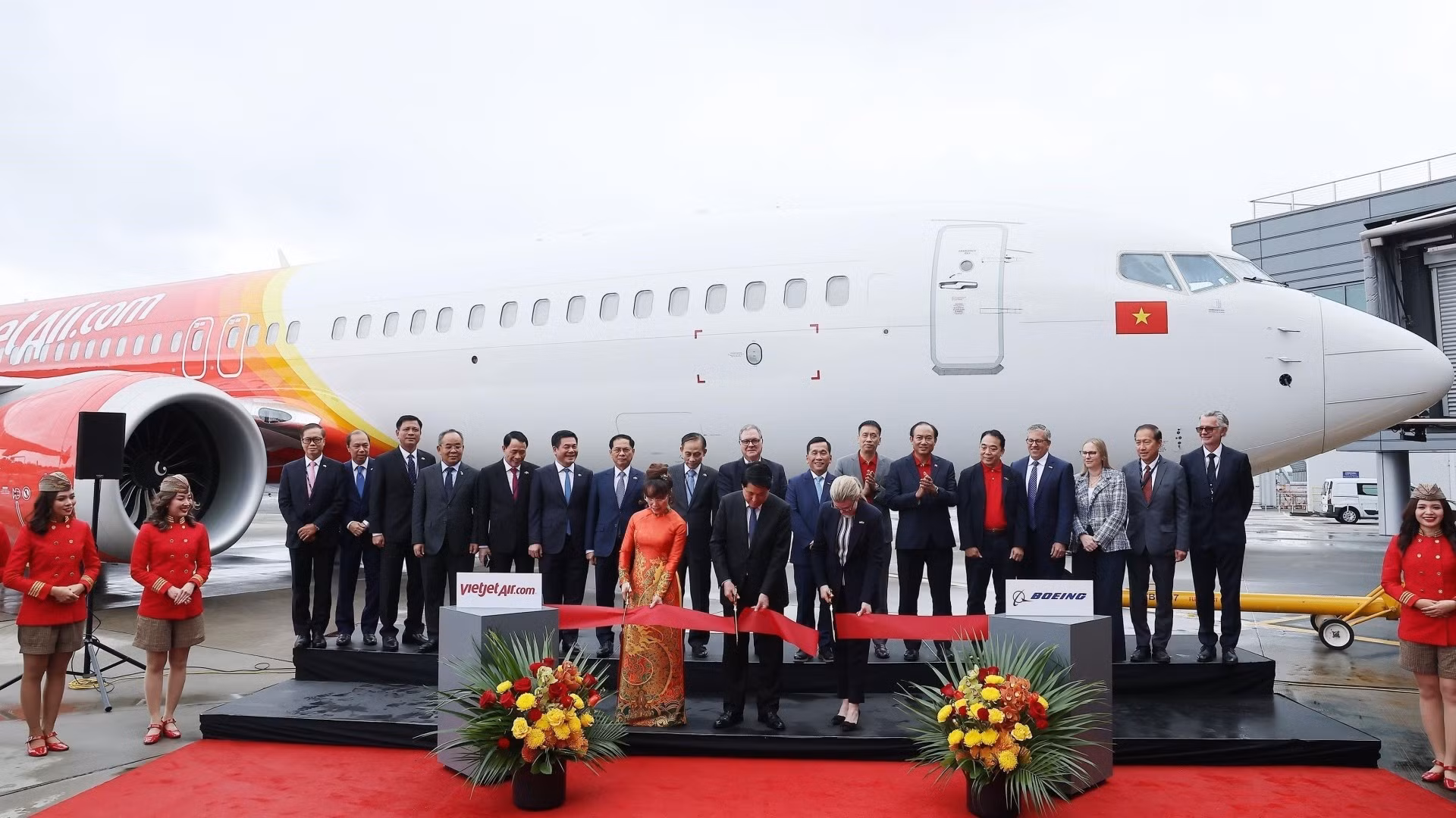 El presidente de Vietnam, Luong Cuong, corta la cinta en la ceremonia de entrega del primer Boeing 737 -8 entre Boeing Corporation y Vietjet Air.