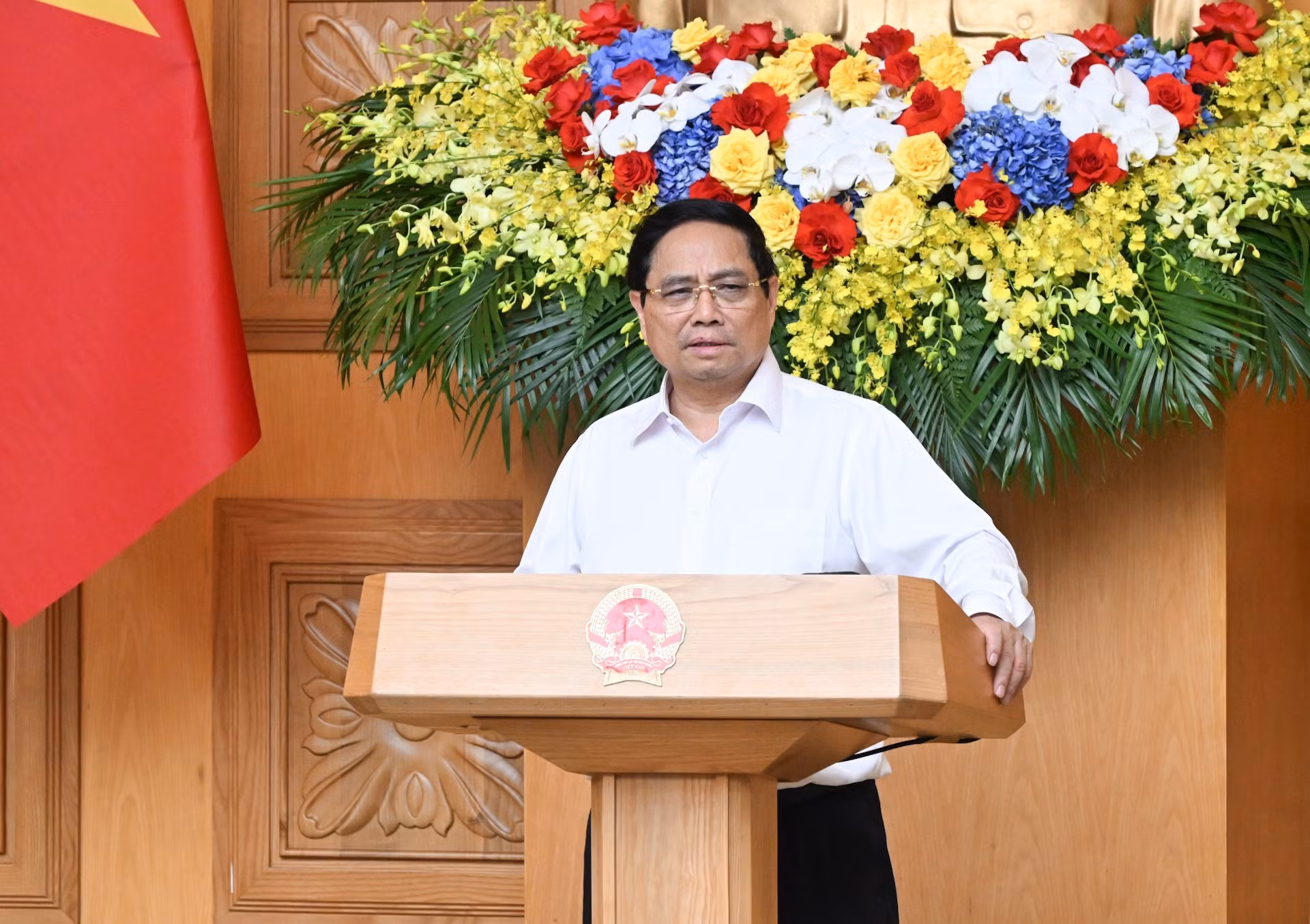 El premier Pham Minh Chinh habla en la reunión.