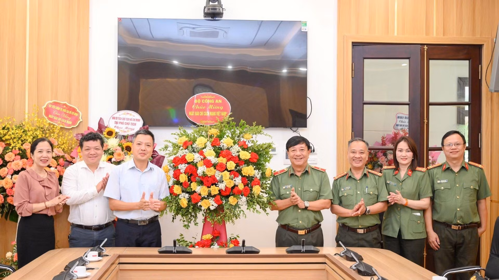 Siguen llegando felicitaciones al diario Nhan Dan por el centenario del Día de la Prensa Revolucionaria de Vietnam