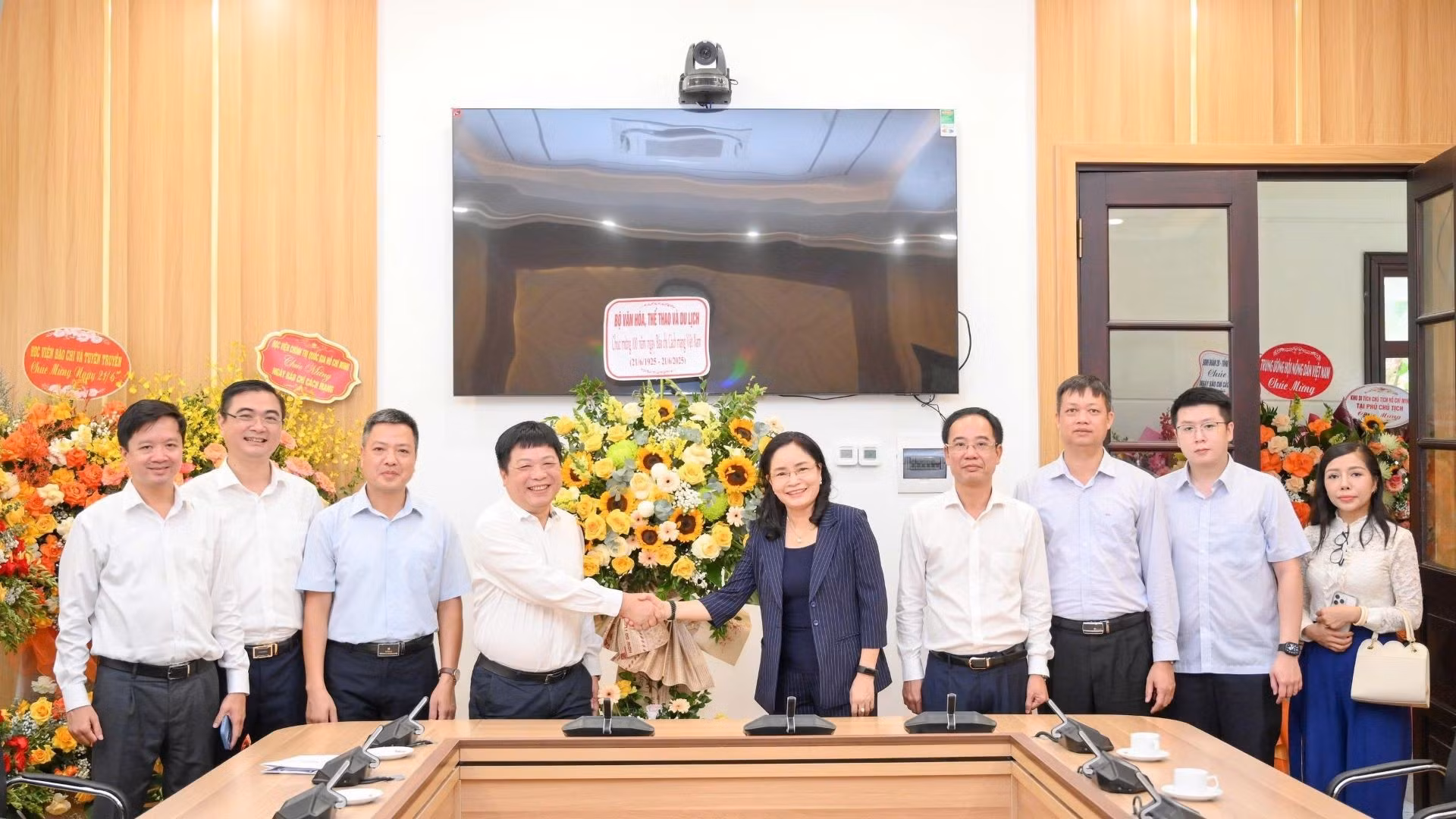 La viceministra de Cultura, Deportes y Turismo, Trinh Thi Thuy, felicita a Nhan Dan.