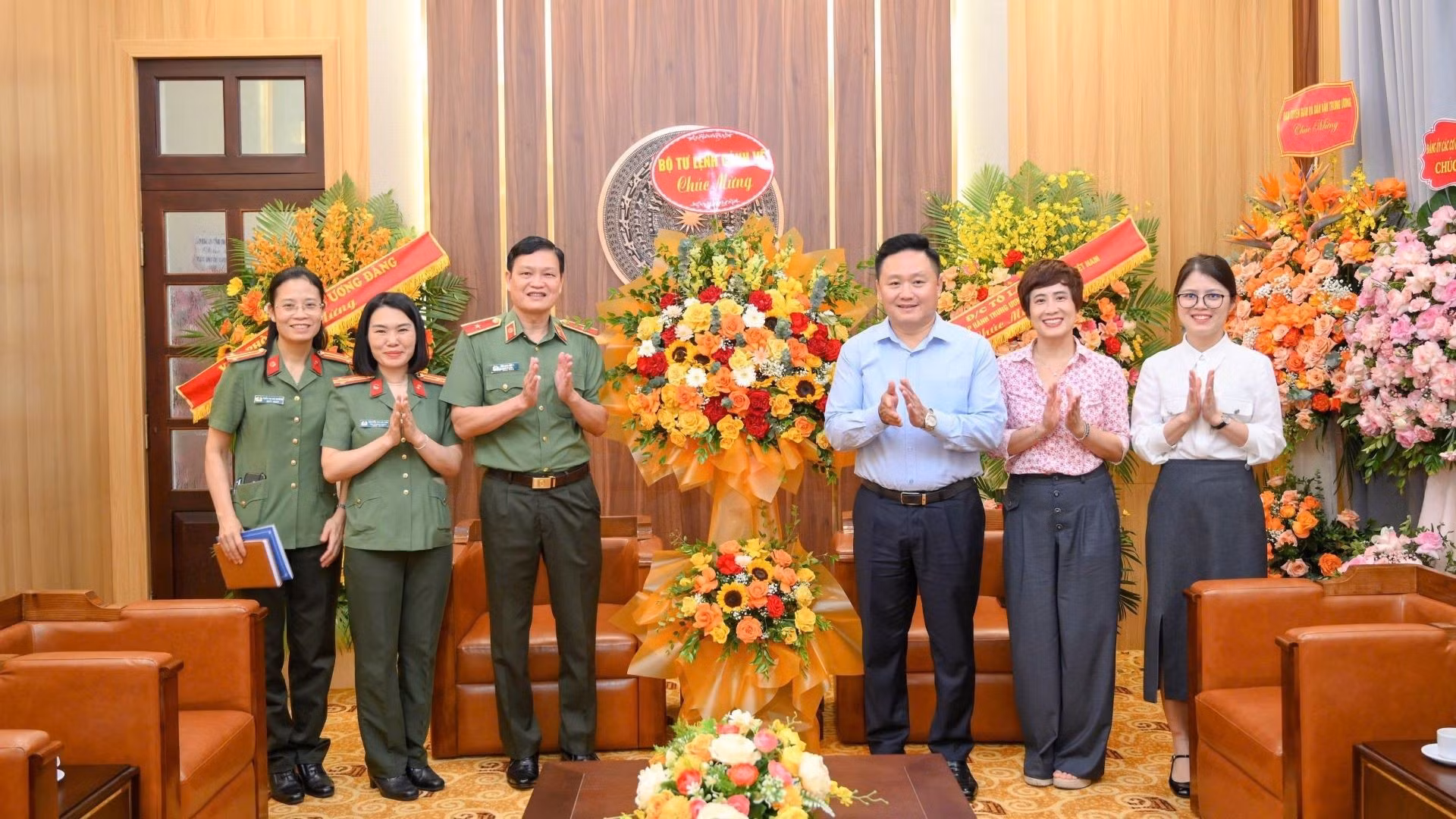 El General de División Vo Anh Tuan, comandante adjunto del Alto Mando de Guardia, felicita al diario.