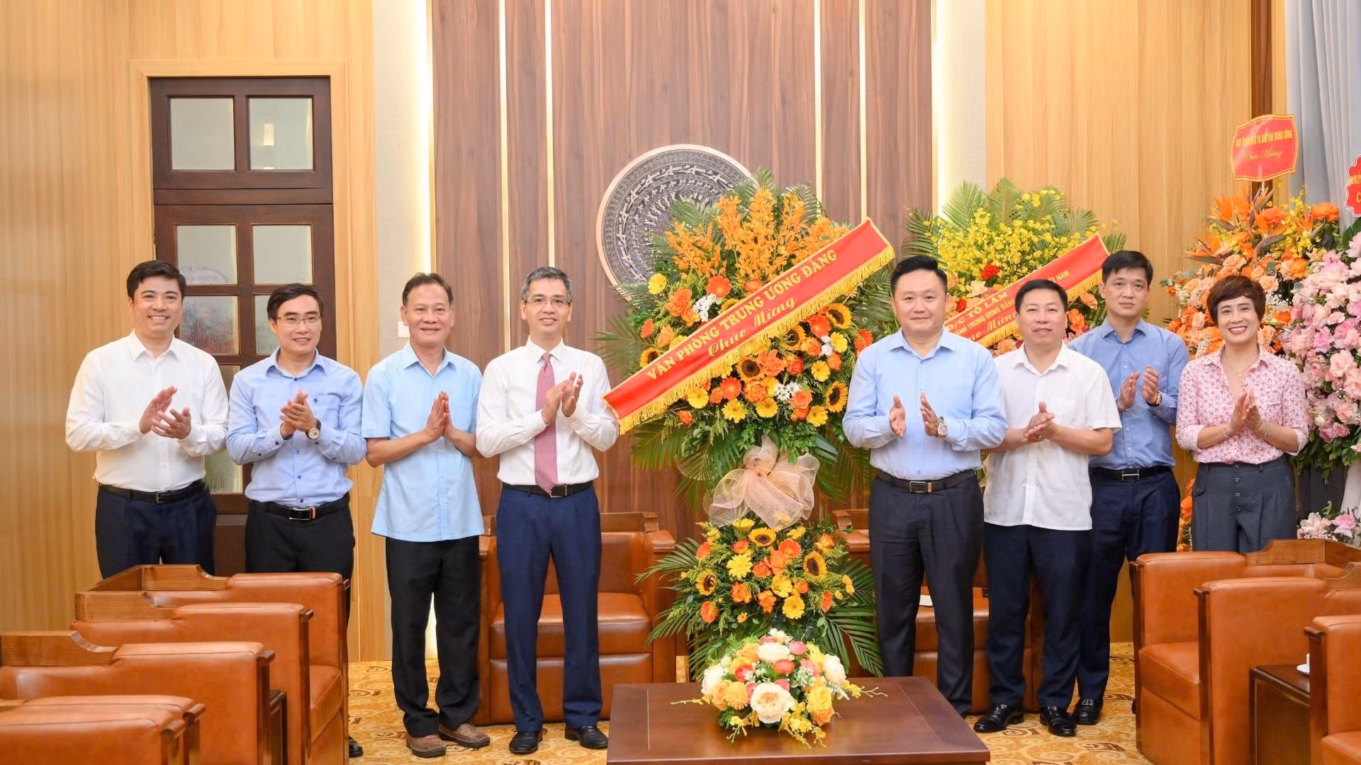 Vo Thanh Hung, subjefe de la Oficina Central del Partido, felicita al periódico Nhan Dan.