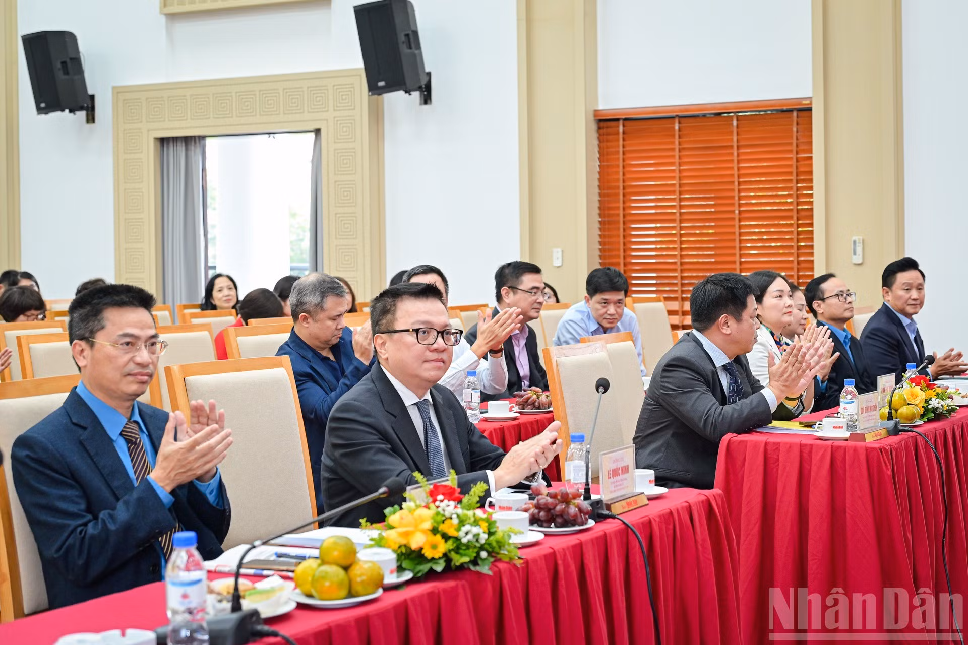 El presidente-editor del diario, Le Quoc Minh, y los delegados acuden al evento.