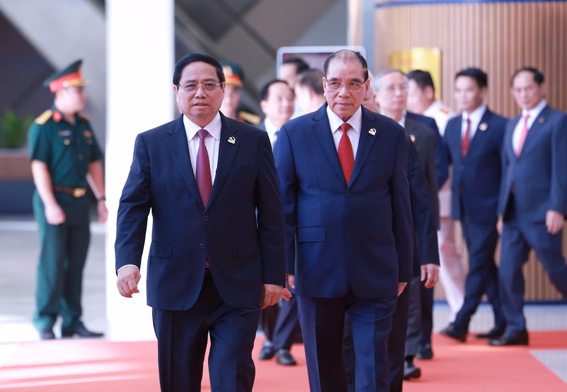 El premier Pham Minh Chinh (a la izquierda), junto con dirigentes y exlíderes del Partido y del Estado acuden a la cita.