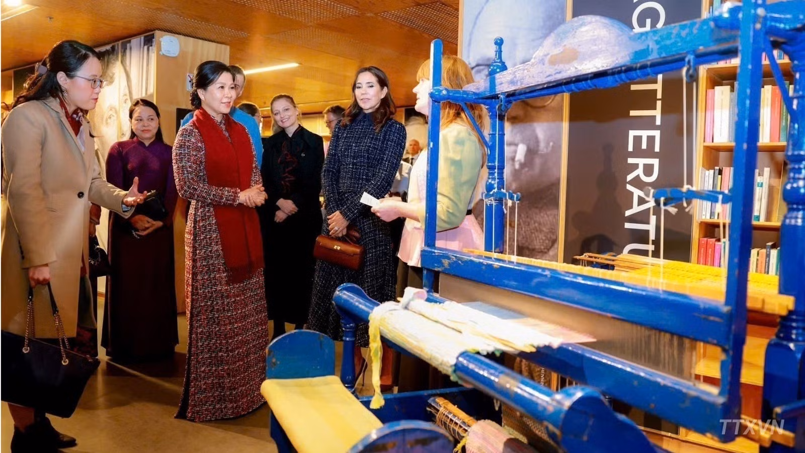 [Foto] Primera dama de Vietnam entrega estantería vietnamita a una biblioteca en Copenhague