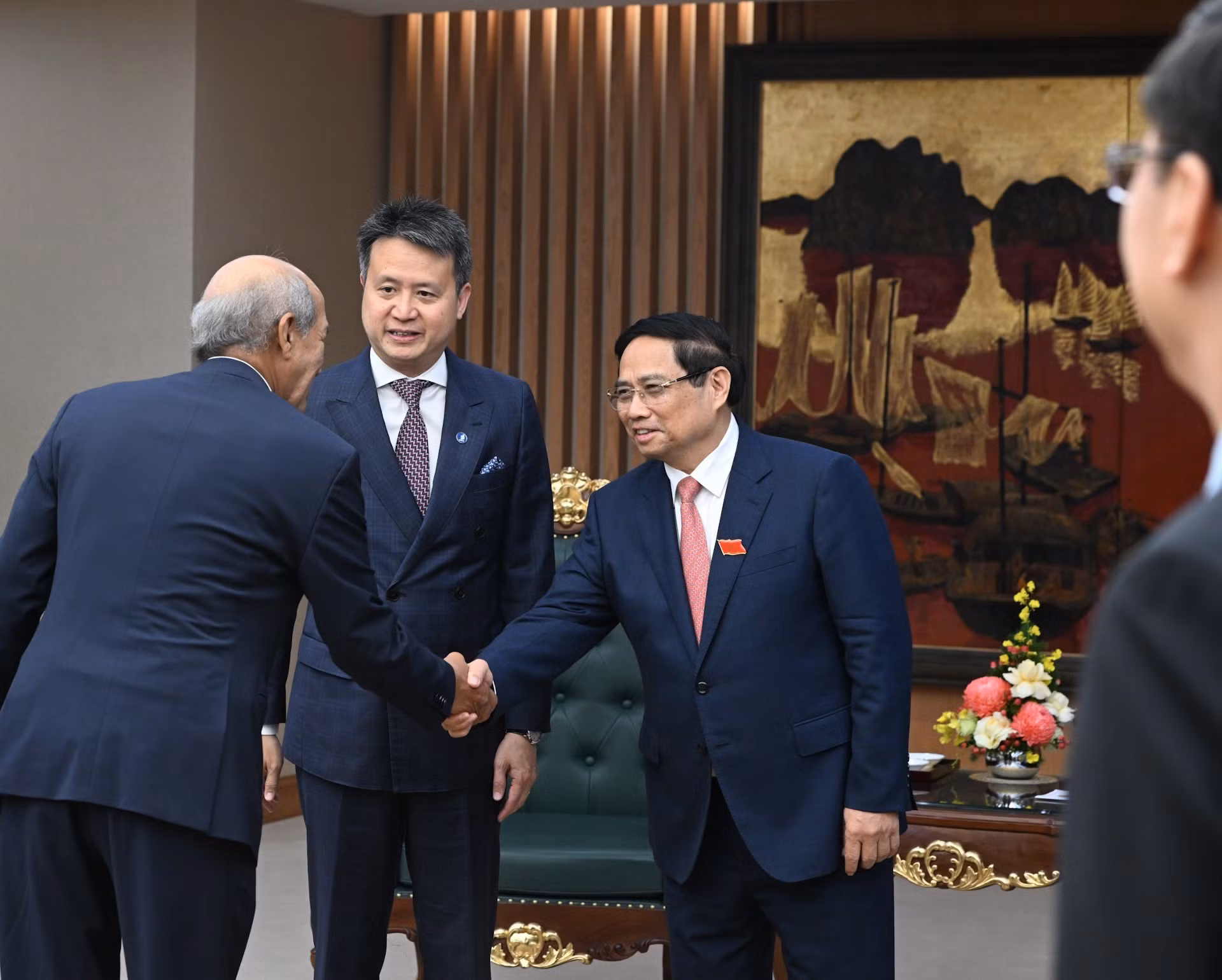 El premier vietnamita Pham Minh Chinh saluda a los asistentes al encuentro.