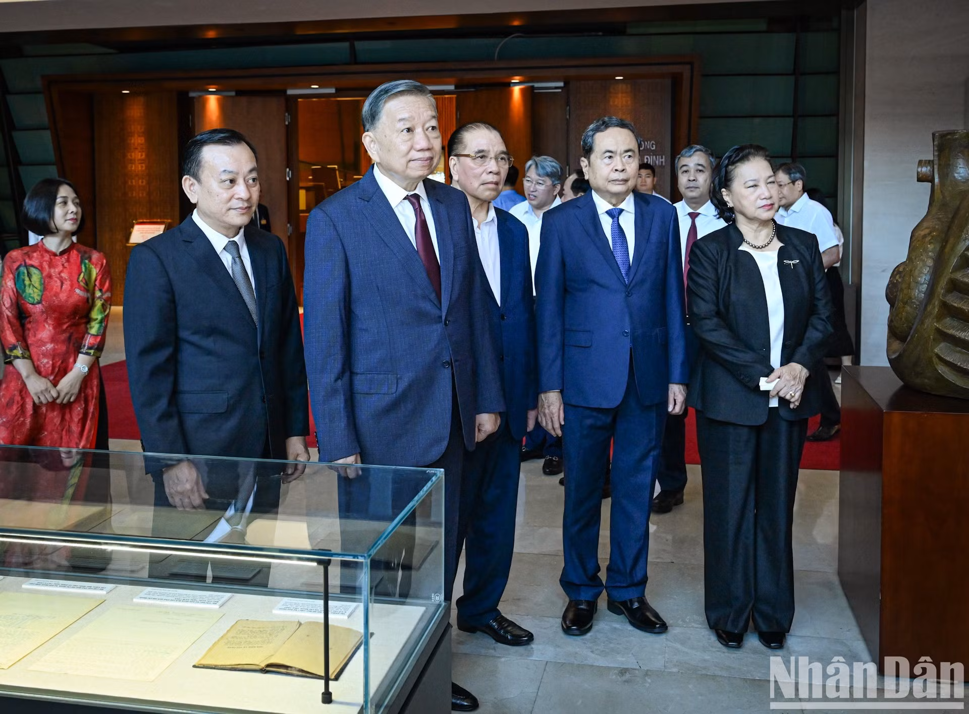 El mandatario vietnamita To Lam visita la exposición "Personas sencillas pero ejemplares".