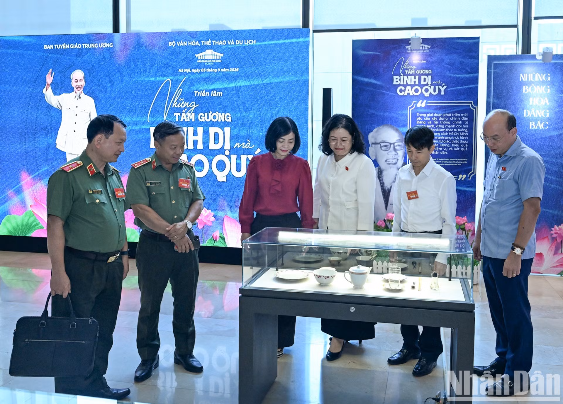 Delegados visitan la exposición "Personas sencillas pero ejemplares".