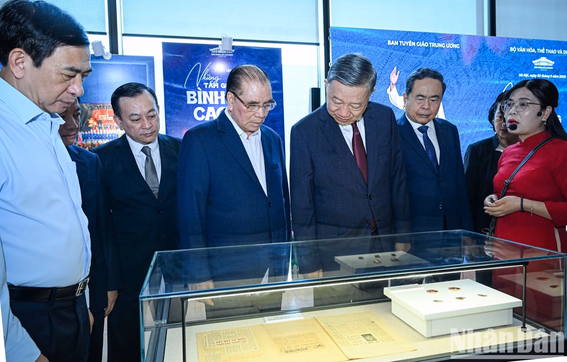 Los dirigentes visitan la exposición "Personas sencillas pero ejemplares".