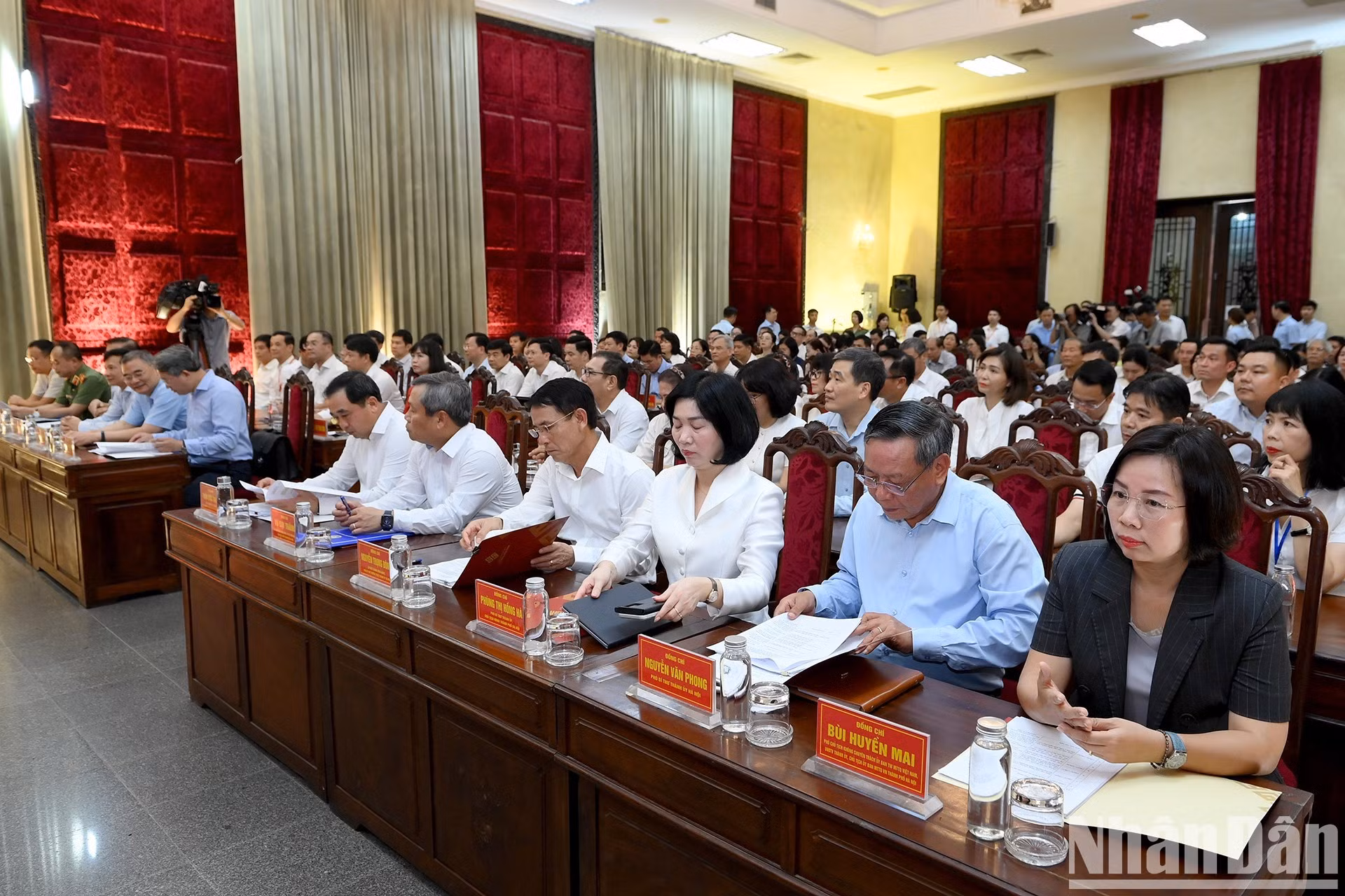 Dirigentes de Hanói y votantes asisten al encuentro.