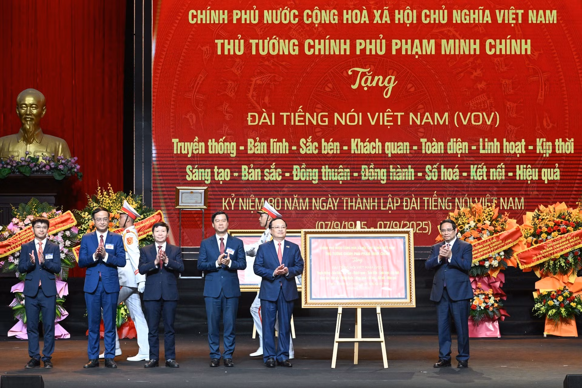 El premier Pham Minh Chinh otorga regalo a la VOV.