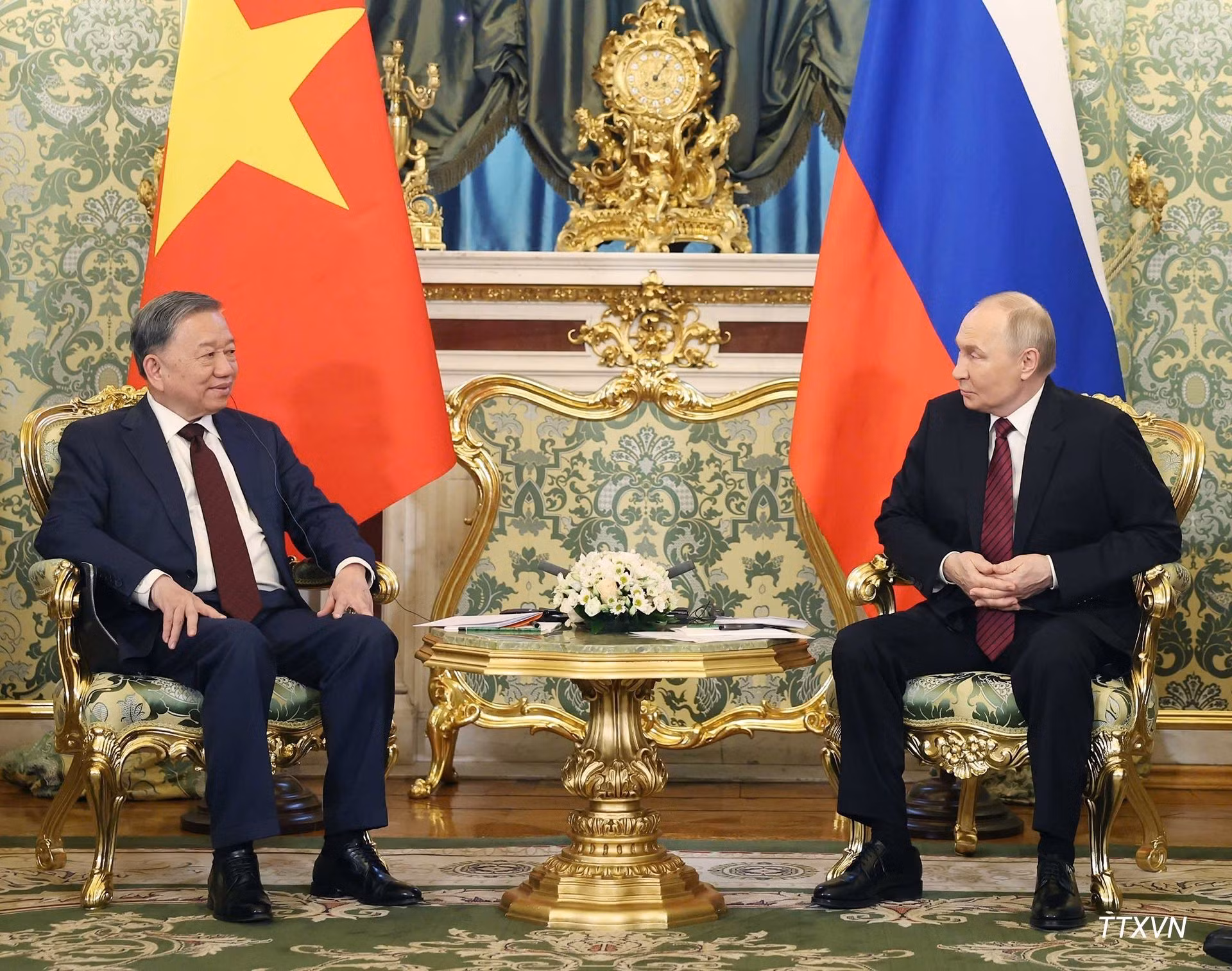 El secretario general del Partido Comunista de Vietnam, To Lam, sostiene en el Kremlin una conversación a puerta cerrada con el presidente de Rusia, Vladímir Putin, el 10 de mayo de 2025, como parte de una visita oficial al país euroasiático. (Foto: VNA)