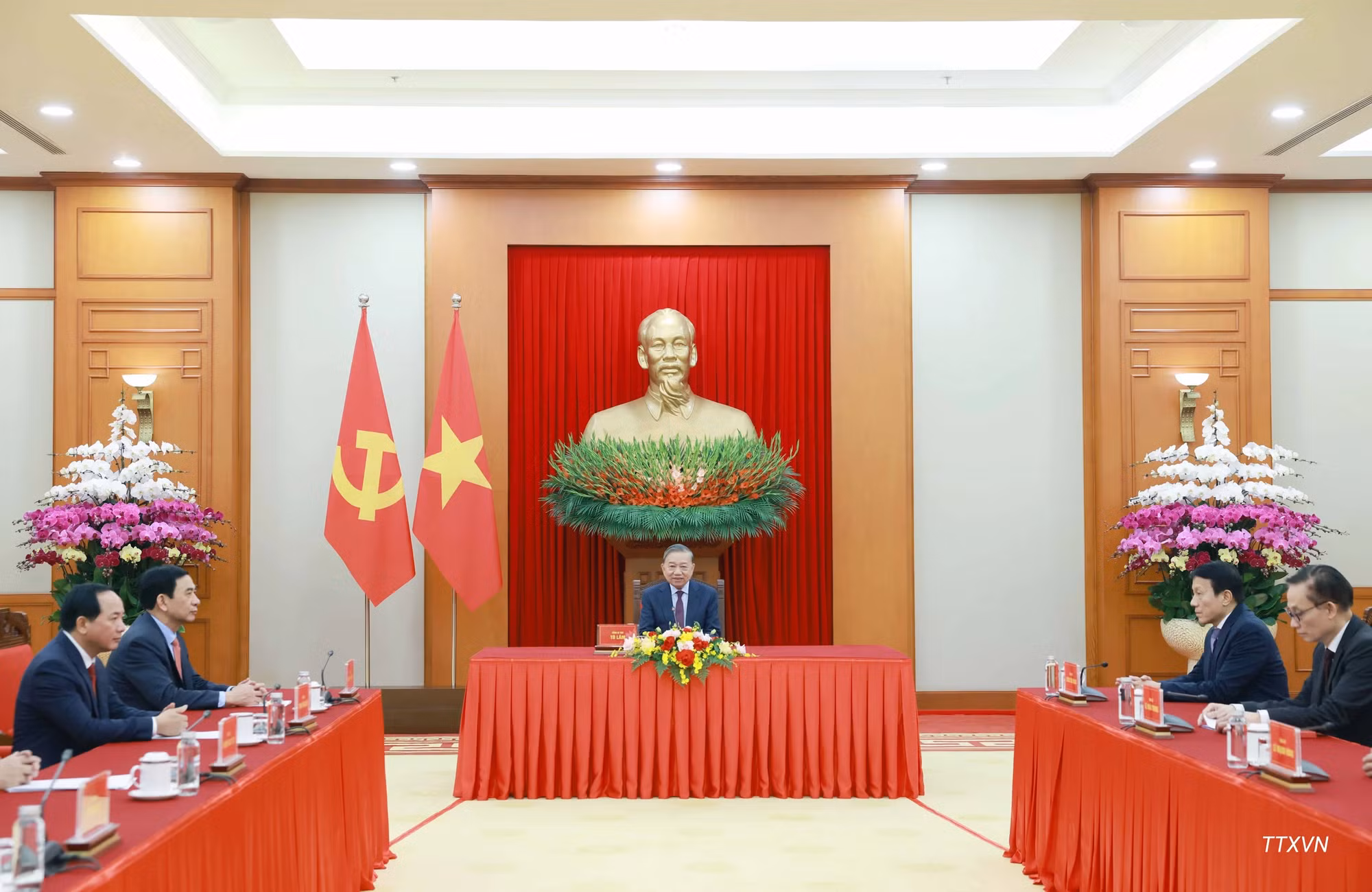 El presidente de Rusia, Vladimir Putin, mantiene una conversación telefónica con el secretario general del Partido Comunista de Vietnam, To Lam, para felicitarlo por el éxito del XIV Congreso Nacional del PCV, el 24 de enero de 2026. (Foto: VNA)