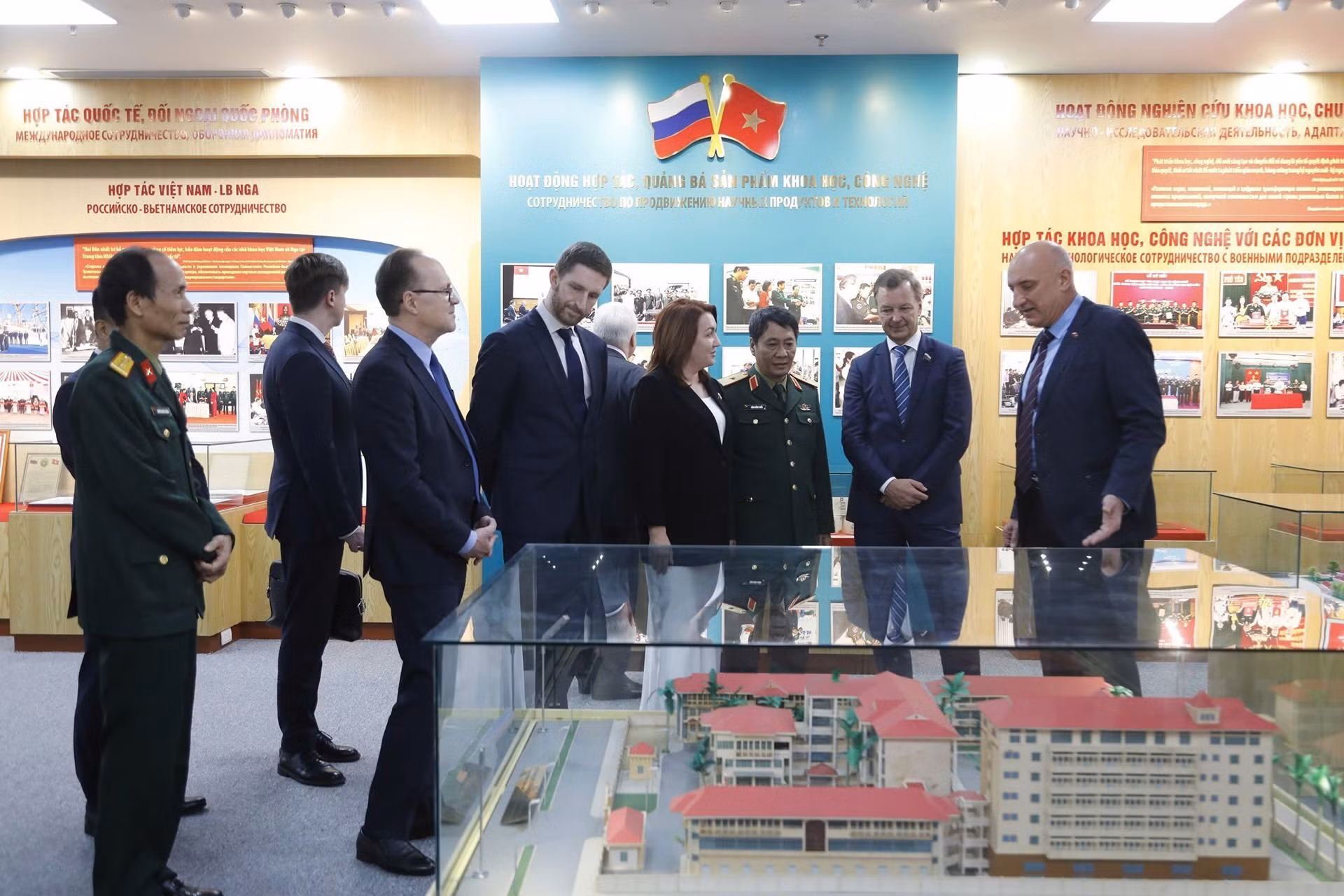 Una delegación del Consejo de la Asamblea Federal de Rusia encabezada por su primer vicepresidente, Andrey V. Yatskin, visita el Centro Tropical Vietnam-Rusia el 2 de diciembre de 2025. (Foto: VNA)