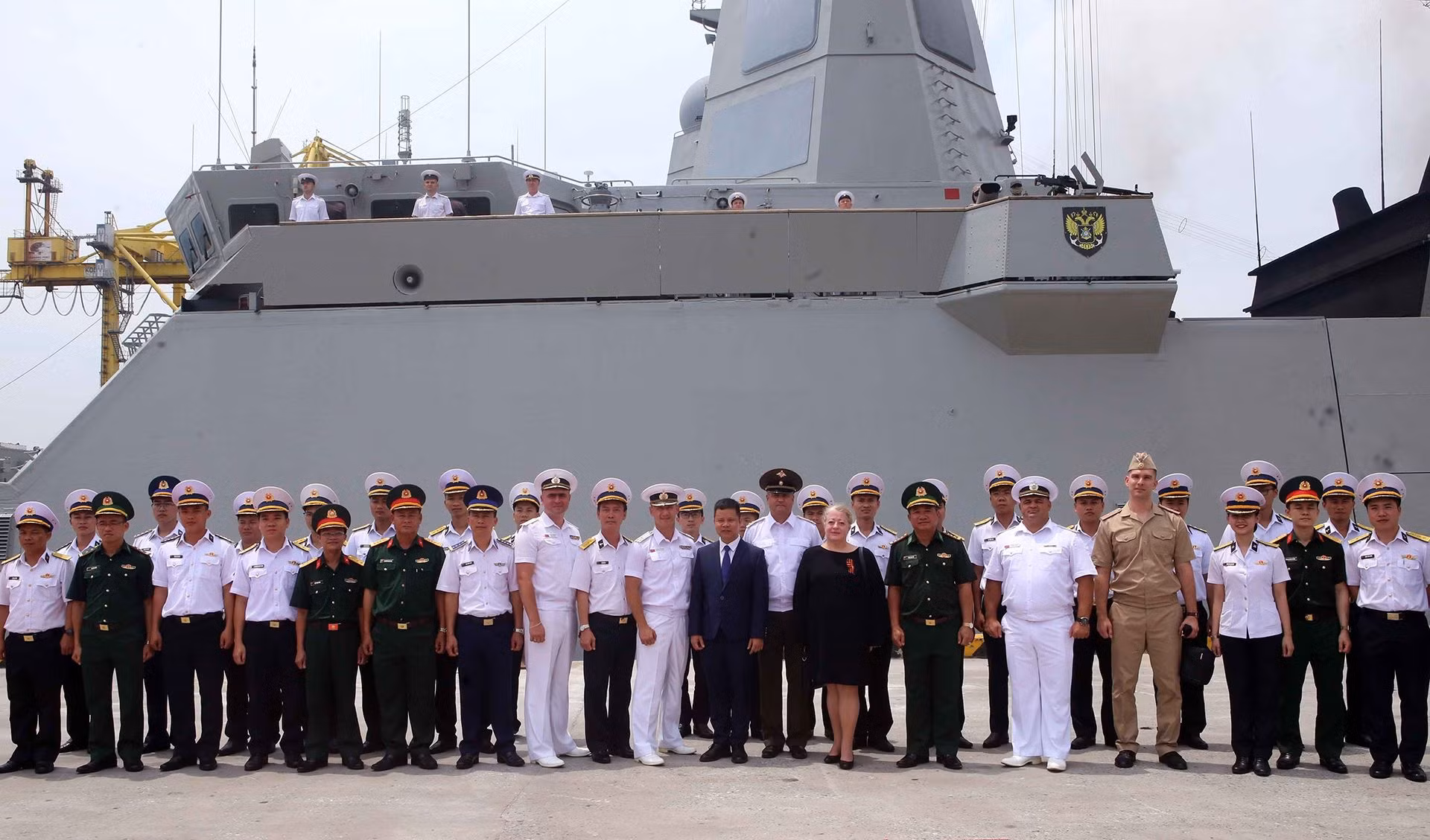 Pertenecientes a la Flota del Pacífico de la Armada rusa, las corbetas Rezkii y Héroe de Rusia Aldar Tsydenzhapov, y el petrolero de tamaño medio Pechenga, con 262 oficiales y tripulantes, bajo el mando del capitán de navío Alexey V. Antsiferov, arriban al puerto de Tien Sa para efectuar una visita de cortesía a Da Nang, del 10 al 14 de mayo de 2025. (Foto: VNA)